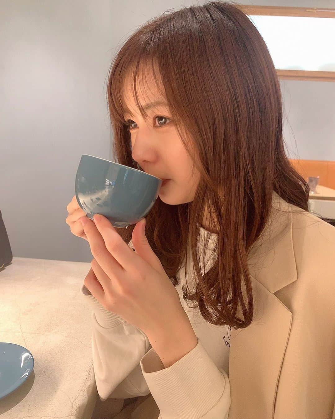 杉浦みずきのインスタグラム：「. 可愛いマグカップお椀みたいに持たんといて〜☕️ ・ ・ #自由が丘　#自由が丘カフェ　#shiroカフェ」