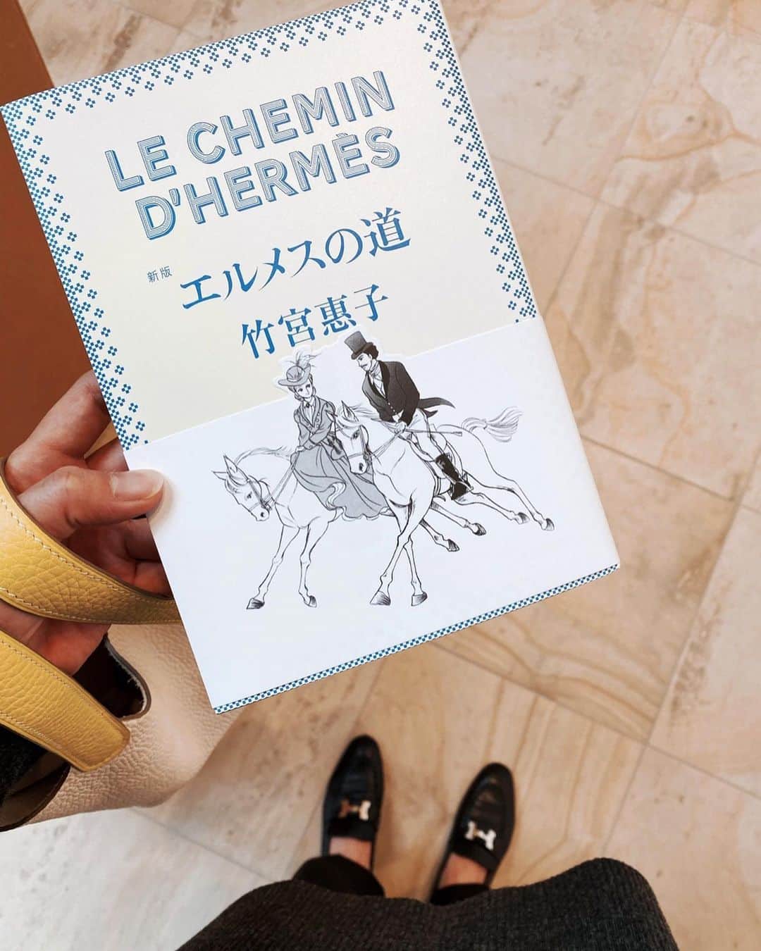 urakoのインスタグラム：「. HERMESさんから届きました📙✨ . . 新版「エルメスの道」 . . これから 読むのが楽しみ🐴 . . #HERMES #エルメス #エルメスの道」