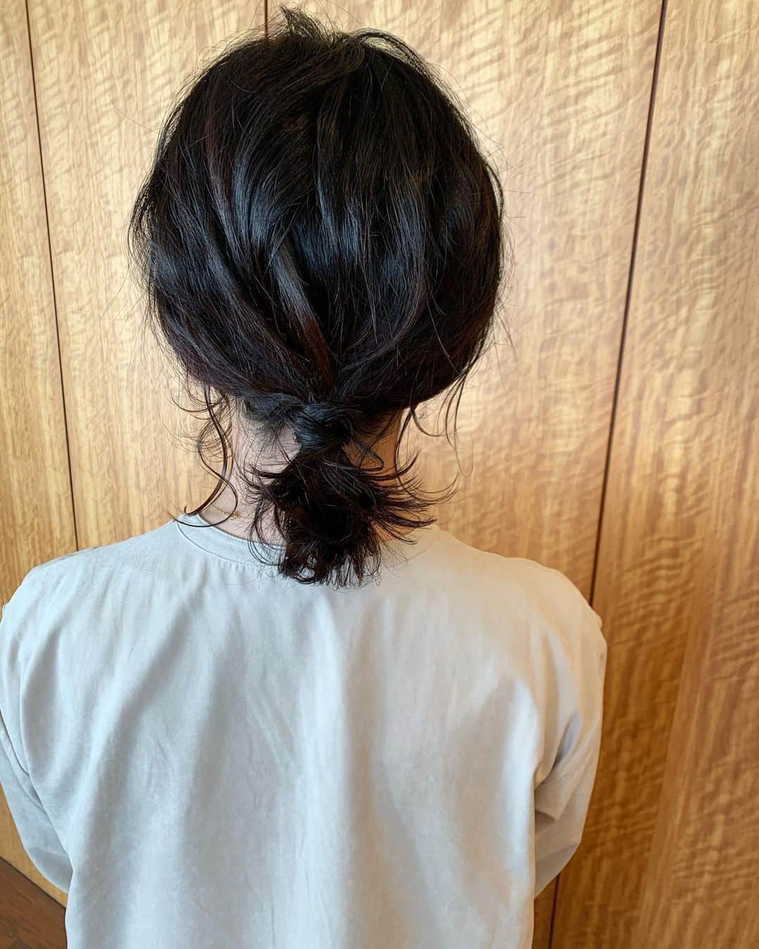 のインスタグラム：「シンプルポニー👱🏻‍♀️ さささ〜っと束ねた感じ だ・け・ど‼︎立体的に見えたり束感だったり ポイントはたくさん🚩 🗣こなれ感とぼさぼさ疲れ感は紙一重‼︎ 気分あがってもらえて嬉しかったです❣️ ・・・ #uアレンジ #ひとくせポニー #ボブアレンジ」
