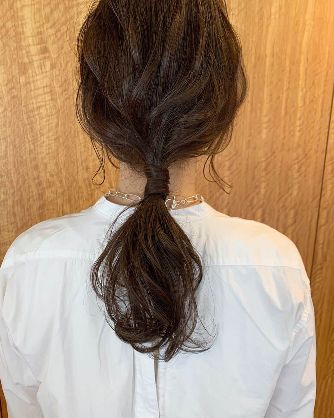 のインスタグラム：「cut&color&arrange✂︎ さささ〜っとね👱🏻‍♀️Wゴム隠しでひとくせ☝🏻 爆買い報告ありがとうございます😂 ・・・ #uアレンジ #ひとくせポニー #wゴム隠し」
