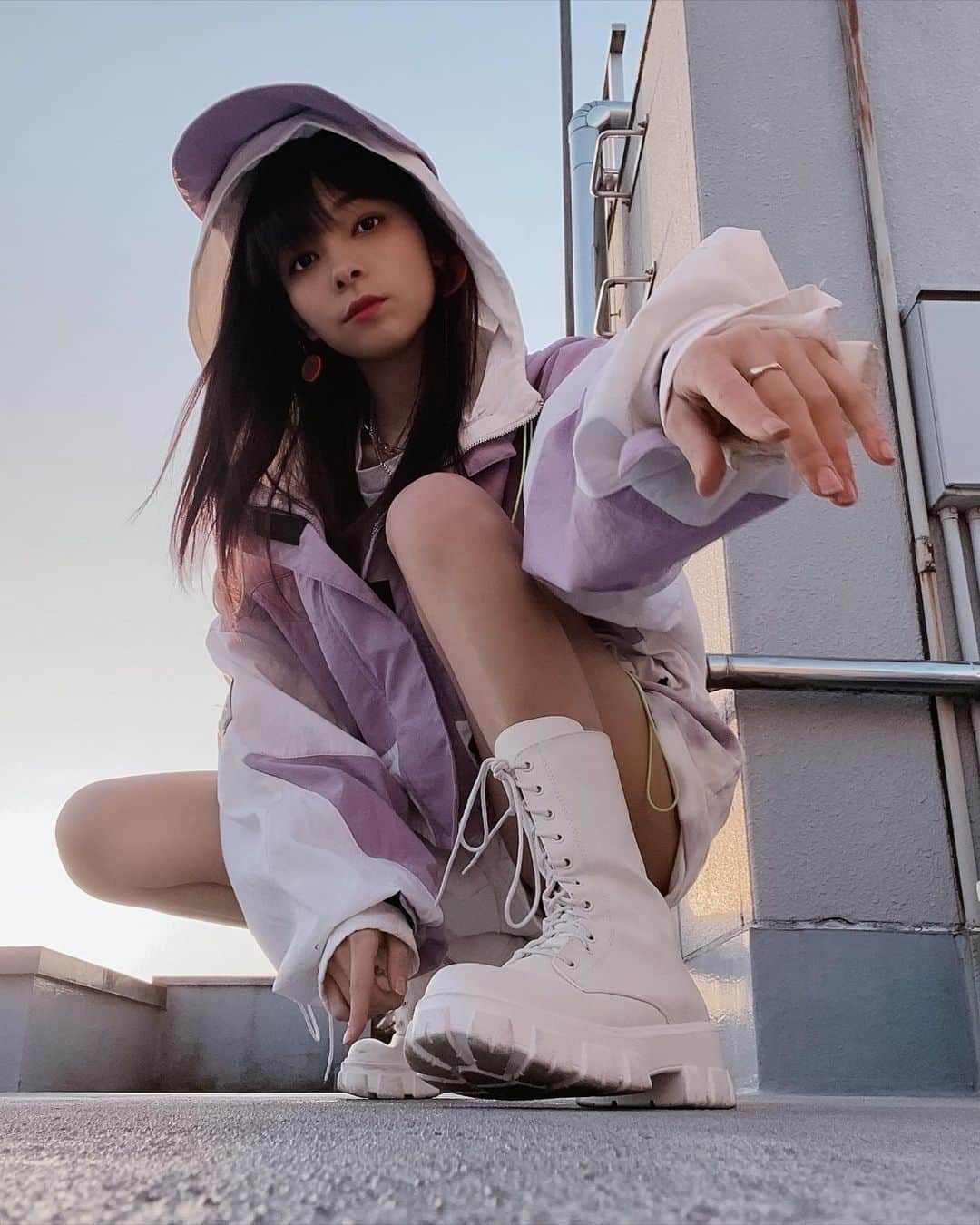ジェニーのインスタグラム：「purple girl 髪を最近染めました。 ディープヴァイオレット って色の名前らしい…  それでコーデを組んだってわけ 💜🦄🍇☂️🔮🧬  #髪色に合わせたコーデ #ムラサキちゃん #ヨシヒコではない #ムラサキと顔が似てるって #ちょいちょい言われる #今回は髪色の話だからな #fashion #いつかの #ootd #streetstyle #ish #streetstyle #ish #sportygirl」