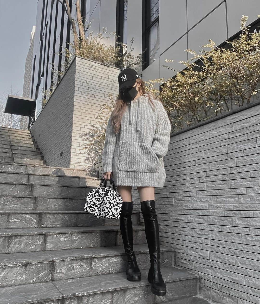 小原優花のインスタグラム：「今日はお天気が悪かったので先日の仕事とジムおわりのコーデ👟☕️🤍」