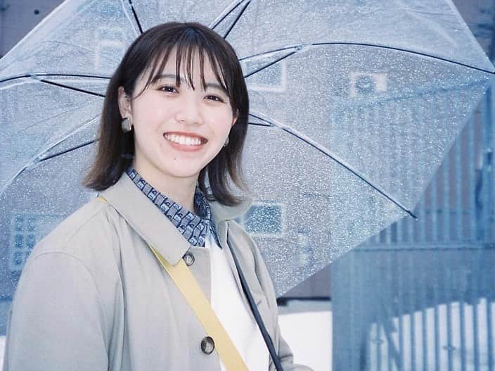 彩香のインスタグラム：「＊ 雨の日に親友ちゃんが撮ってくれました☂️✨ 大切な人と一緒に居れば、憂鬱な日がきても"こんな日も悪くないな"なんて思えちゃいます。 ＊ ＊ ＊ #cinestill800t #photo #film_jp #フィルム #フィルム写真 #フィルムカメラ #フィルムカメラのある生活 #生活とフィルム #SAICamera」