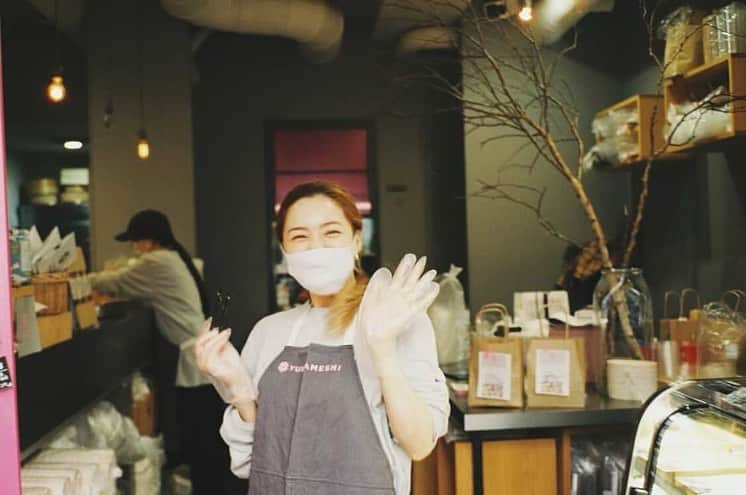 ステファニーのインスタグラム：「💗🌈🍽🌸 人生初のバイト経験を幸也のお店、"YUKIYAMESHI"で 体験させてもらいました。 小さい頃から芸能のお仕事をしているのは"好きなこと" だからであって、それを続けられるのは良いことだけど、 きちんとバイトをして自分が見たことのない世界を知って 学んでみたいと思ったことがキッカケです。  普段口にする食べ物が自分に行き届くまで、 どんなことがあって、そこにどんな想いがあるのか。 普段から料理をする私ですが、改めて"作り手"の気持ち を知ることで、"食"に対する考え方や"届けること"への 想い、その先に生まれる"笑顔"や"幸せ"を 感じることができました。  同じ場所に集まって、一つの目標に向けて みんなで頑張って作業を進めていくチーム。 一人では何もできない。 そこにいる自分以外の誰かの力が、目標を達成することは もちろん、自分自身のパワーになることも 改めて知ったこと。 食材を調理する時間も、盛り付ける時も、一つの箱に 丁寧に梱包して、お客様の手に届けることもそう。 全てそこには心があって、愛がある。  お料理を作ることもアーティスト。 ここで言葉にすると長くなってしまうのですが、 今の自分にとって確実に大切な時間になりました。 幸也、そして幸也飯の皆さん、 迎え入れてくれてありがとうございました！ とても貴重な経験になりました。  そして会いにきてくれた友達やファンの皆さん。 実は卵を剥きながら涙目になるくらい、 私の周りにはあったかい人がたくさんいるんだって 再確認できた瞬間で、飛び上がるくらい嬉しかったです。  感謝と愛でいっぱいの時間。 本当にありがとうございました！！  幸也飯のご飯、よかったらみんなも食べてみてください。 (ファンの子が撮ってくれた素敵な写真、 使わせて頂きました。)」