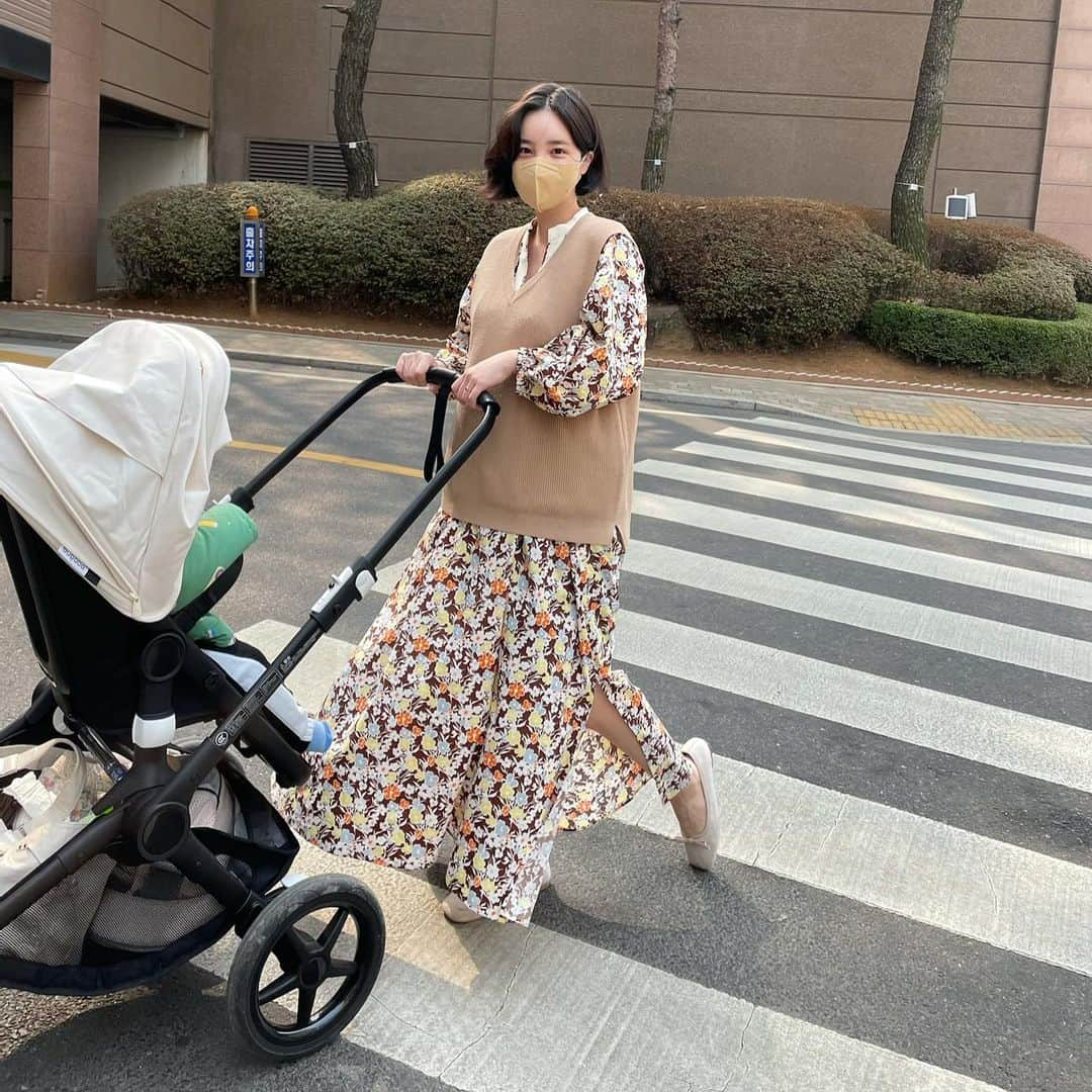 カン・ヘヨンさんのインスタグラム写真 - (カン・ヘヨンInstagram)「#유모차 #산책 👶🏻💛 곧 걸을수 있을것같은데🤣 언넝 아장아장 손잡구 산책하구 싶다.. 얼매나 귀여울꼬!!!  + 사랑해요~~~이 한마디~~~챰 좋은말~~~😘 요즘 제가 빠져있는 노래예요. 동요가 이렇게 좋을수 있다닠ㅋㅋ 하루에 수십번도 흥얼거림🎶ㅋㅋㅋㅋㅋㅋ   #애기엄마 #육아스타그램 #육아일상 #아줌마패션 #플랫슈즈 🥿」3月13日 19時11分 - mangdoo_noona