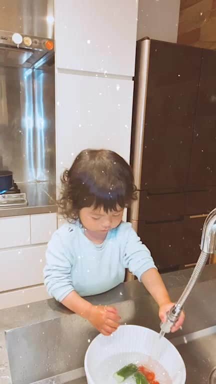 鈴木サチのインスタグラム：「あっくんがお手伝いしてくれてます^_^」