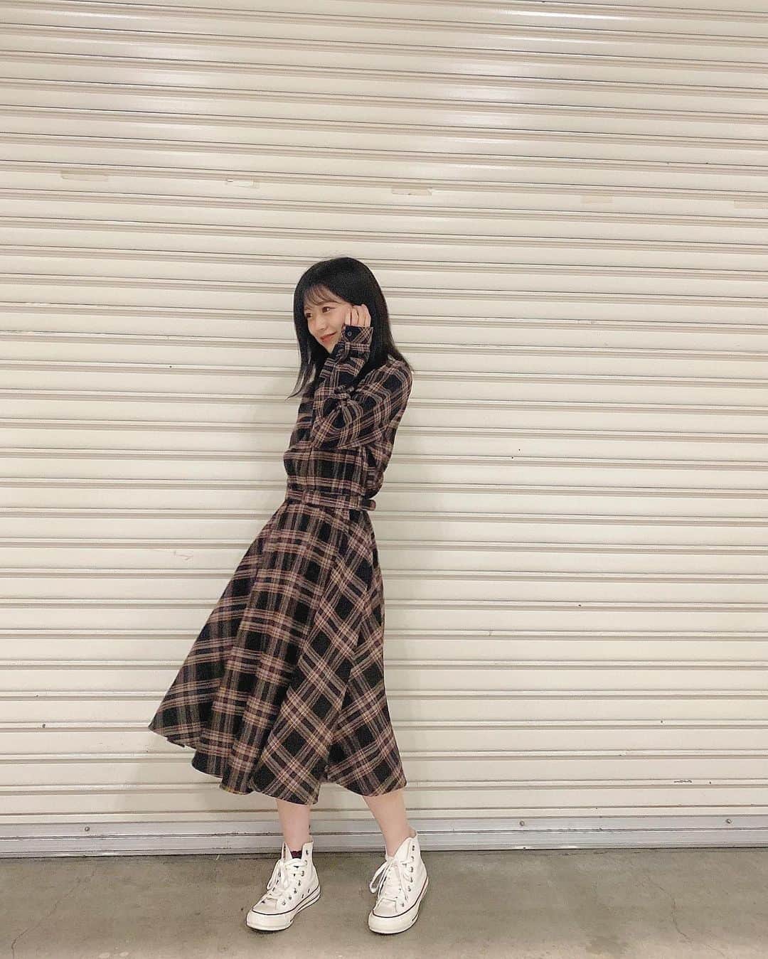 のインスタグラム：「. 今日の私服☺︎ 雨すごくて寒い〜😭☔️  珍しいチェックのワンピース👗  #私服 #なんコーデ #ワンピース #コンバース」