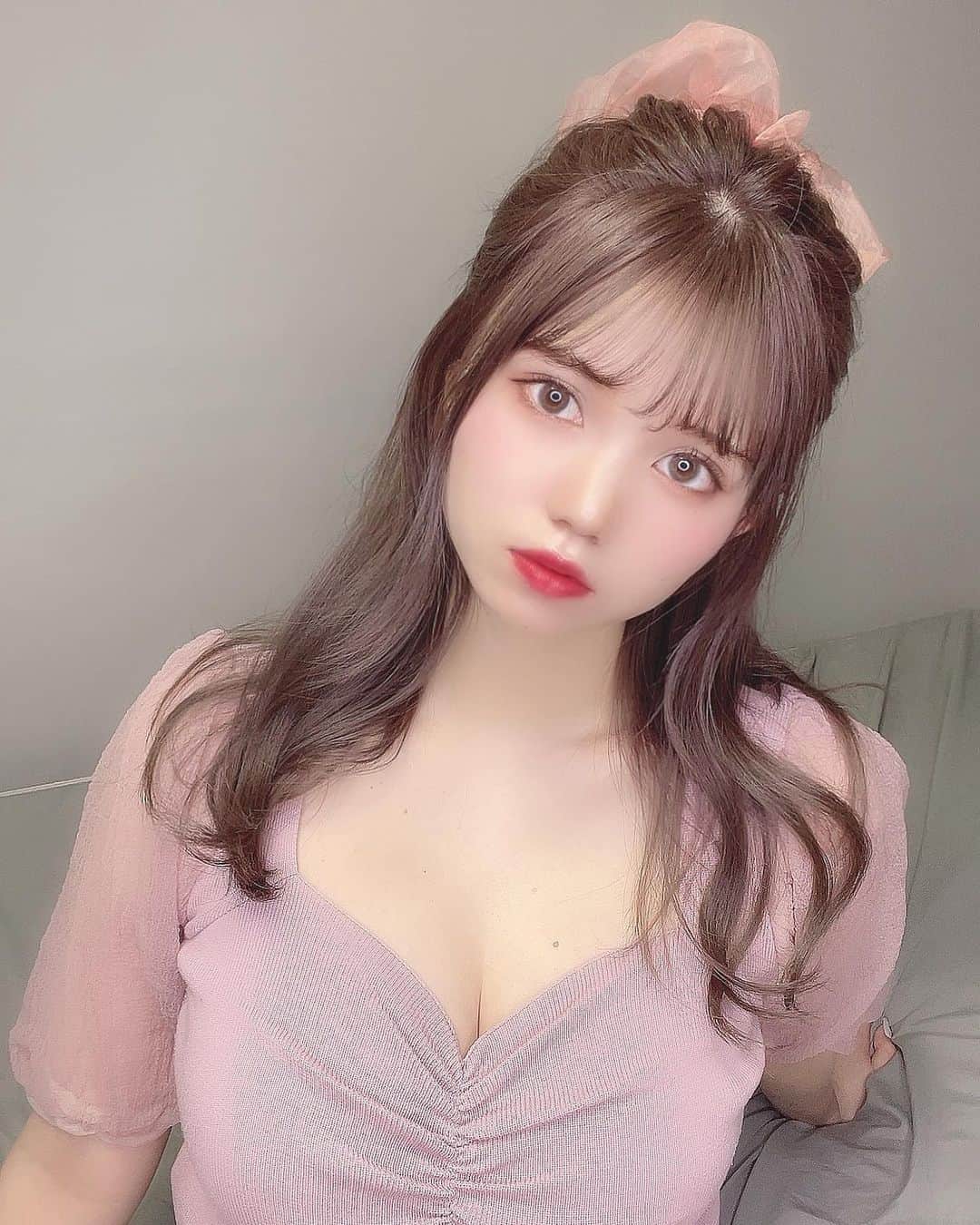 横山あみのインスタグラム：「..♡♡ . . ハーフアップって お嬢様感だしてくれるから すごく好きなの🌷 . でも、この感じドラマとか映画で ヒロインじゃなくて恋が叶わない子 って感じだよね。笑 . . #ハーフアップ #シュシュ #自撮り #自撮り女子 #あざとい #あざとかわいい #セルカ #selfie #グラビア #gravure」