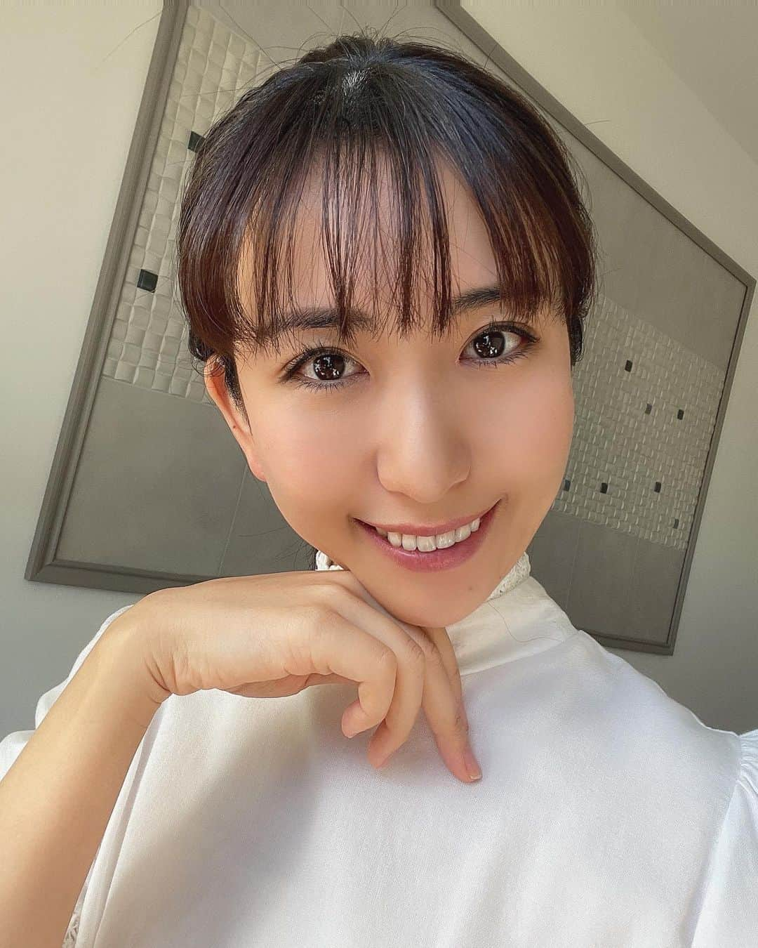 mimiさんのインスタグラム写真 - (mimiInstagram)「先日久々に ハリウッドスタイル上田式美容鍼®︎認定サロン harista31 @biyohari_harista31  に行ってきたよ♡ やっぱりここは私的No1美容鍼だ😩💕 ただ顔に鍼挿すだけじゃないよ。 （メイクしたまま鍼は絶対にささない！） 本当に一つ一つが丁寧✨  丁寧にクレンジングして 今回はじめての水素洗顔。 3枚目見て🤣 私キャラクターみたいじゃない？？ これが水素洗顔のもこもこ泡なのだけど この泡が汚れを吸着してくれるの☺️  そしてパックして パックの上からハリのコロコロ →パックの上から温め✨ その間に身体もチェックして 身体にも鍼をさしてくれるよ💡 赤外線でお腹を温め パックを外し ローラーで顔の温度を冷まさせ 顔に鍼をさしていきます😊 途中で 挿すとこ変えたり シワが気になるところや吹き出物には とってもちっちゃい鍼をさします✨ 鍼をとって水素美容液をお肌にしっかり塗ってくれるよ☺️  その後は 水素セラピーもやりました💓 30分間水素を吸ってリラックス。  水素は老化や病気のもととなる悪玉の活性酸素を除去してくれるの。 疲労回復、若返り、美肌などの効果があるみたい💓 吸入中は気づかなかったけど 外でて気づいたのが 身体が芯から温まってた事。 水素セラピーもおすすめできる❗️  顔もすっきりしたし また近々お願いしようと思う🥰 ・ #harista31 #ハリスタ31 #ハリウッドスタイル上田式美容鍼灸®️  #上田式美容鍼灸  #上田式美容鍼灸認定サロン #美容鍼 #鍼灸 #鍼灸治療 #トータルビューティーサロン  #身体の悩み改善 #小顔 #漢方パック #水素パック #金箔パック #mimi美容 #鍼灸女子 #鍼治療 #温活 #身体の不調改善 #美肌 #美活 #美容マニア #綺麗になりたい #女子力 #駆け込み寺 #内緒にしたいサロン #水素吸入 #水素セラピー #美容好きな人と繋がりたい」3月13日 19時26分 - chan.mi3