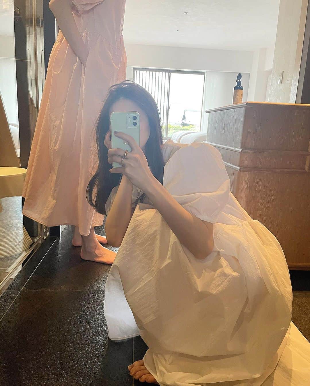 i am aiのインスタグラム：「🦢🖤🎀 ㅤㅤㅤㅤㅤㅤㅤㅤㅤㅤㅤㅤㅤ パフっとなお袖とふんわりボリュームがcute. 絞りたかったけど、どれもすきで選べなくて4色展開です。 困った😇 ㅤㅤㅤㅤㅤㅤㅤㅤㅤㅤㅤㅤㅤ ㅤㅤㅤㅤㅤㅤㅤㅤㅤㅤㅤㅤㅤ 販売は3/15 21:00〜と決定しました♡ 全アイテムではないですが、即納分のご用意ありますので楽しみにして下さいましたら幸いです🌸 ㅤㅤㅤㅤㅤㅤㅤㅤㅤㅤㅤㅤㅤ」