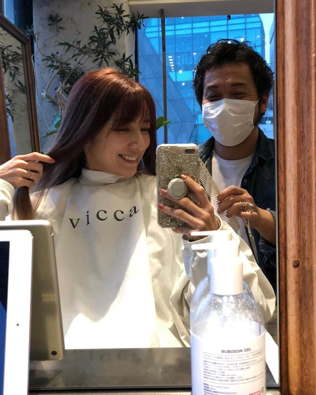 後藤真希さんのインスタグラム写真 - (後藤真希Instagram)「ヘアカラーメンテでした！😝 今回も前回同様ピンク系💕 毛先のハイトーン部分のグラデがオシャレなんだ😍 晴れてる時また撮るね(๑´ڡ`๑)  あと、今日はデジタル写真集の発売とネットサイン会の開催が発表されました！ 皆さんもうチェックしてくれましたか？ 詳しくはストーリーズからチェックしてみてくださいね😆  #vicca #神宮前 #中澤さんとアオコさん #ヘアカラーピンク #デジタル写真集 #ネットサイン会 #詳しくはストーリーズを見てみてね」3月13日 19時48分 - goto_maki923