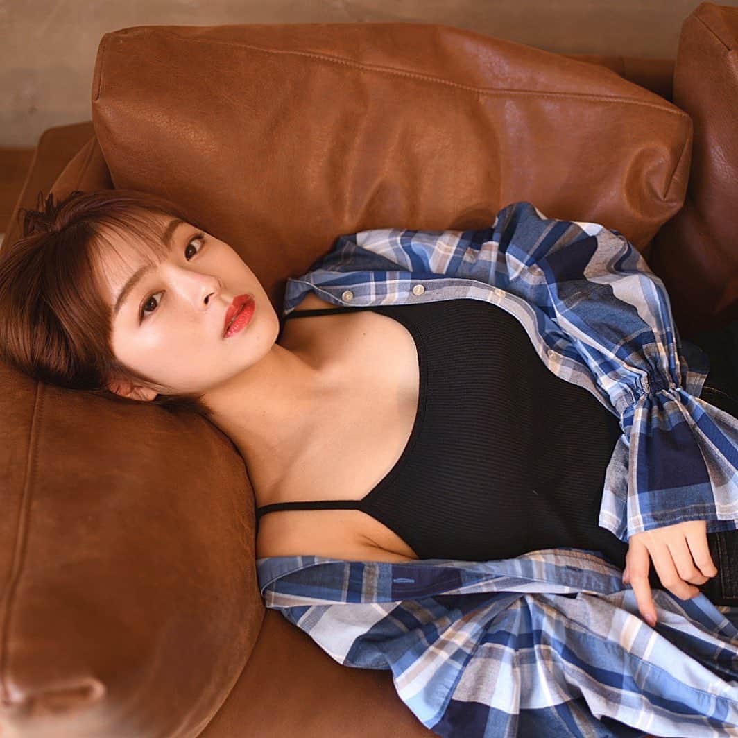 かおりのインスタグラム：「・ ・  休みはお家でゴロゴロしてばかり〜  #ゴロゴロ　#一眼レフ」