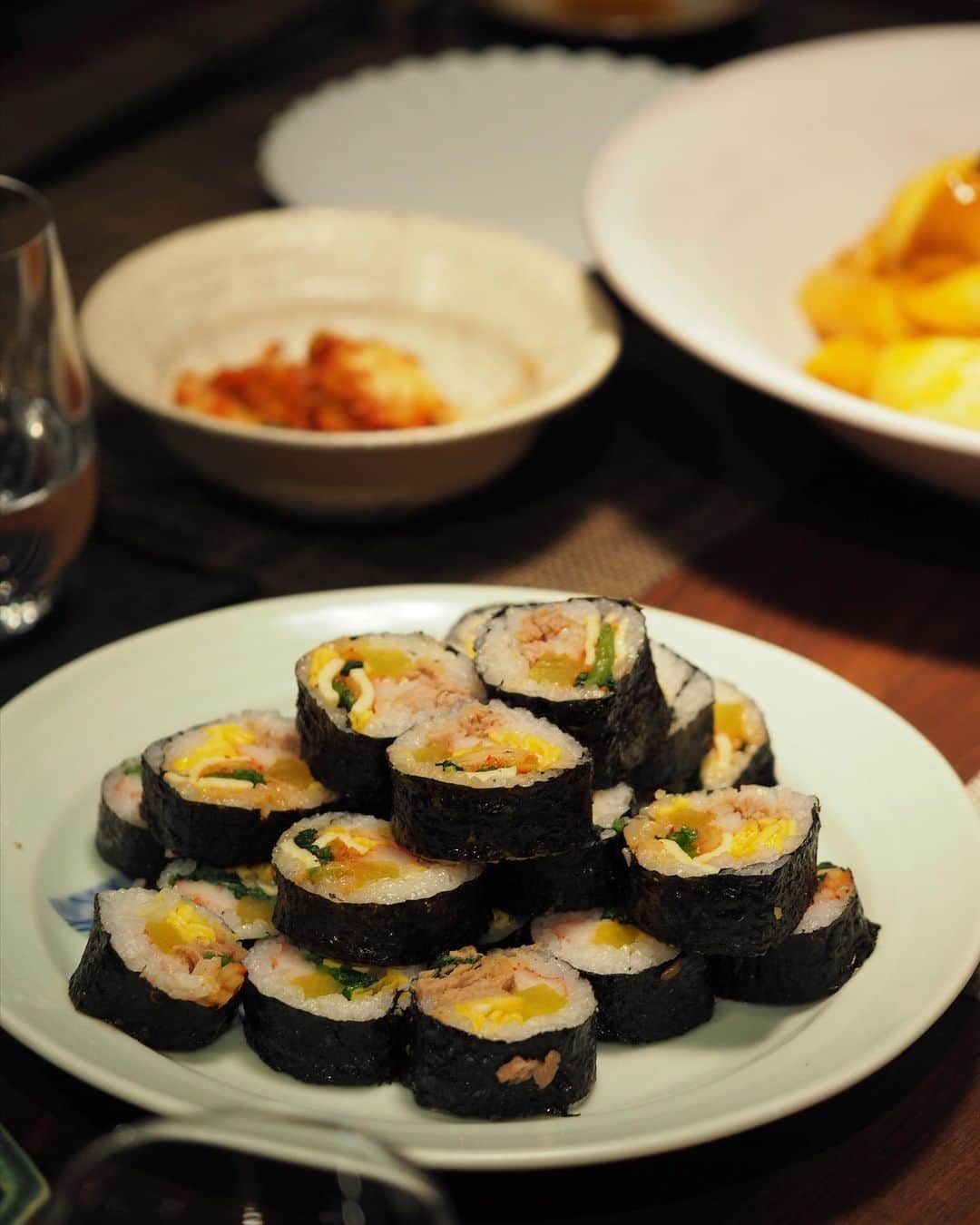 小澤名代さんのインスタグラム写真 - (小澤名代Instagram)「本場の韓国美女に教えてもらって作ったキンパ。  ツナ、キムチ、卵、チーズ、沢庵、カニカマ、ほうれん草のナムルをいれて作ったら、本当に何個も食べれちゃうくらい美味しかった♡  サムギョプサルもチーズトッポギもお家でできるから、もう外に食べに行かなくてもいいなぁ。  でも、韓国にすぐにでも行きたい！  #韓国料理 #キンパ #チーズトッポギ  サムギョプサル」3月13日 21時50分 - ozawanayo