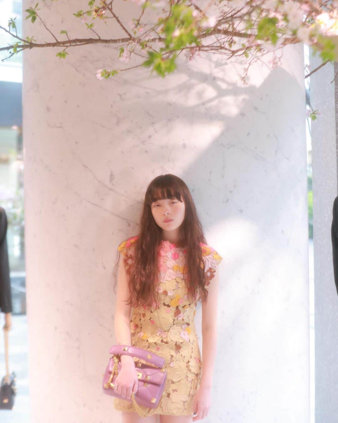 モトーラ世理奈のインスタグラム：「Valentino 🌸💛 春を感じる店内で 春色のドレスとバックがとっても可愛かった♡   Valentino表参道店にてインスタレーション、3月25日(木)まで🌸  @maisonvalentino #valentinocollezionemilano」