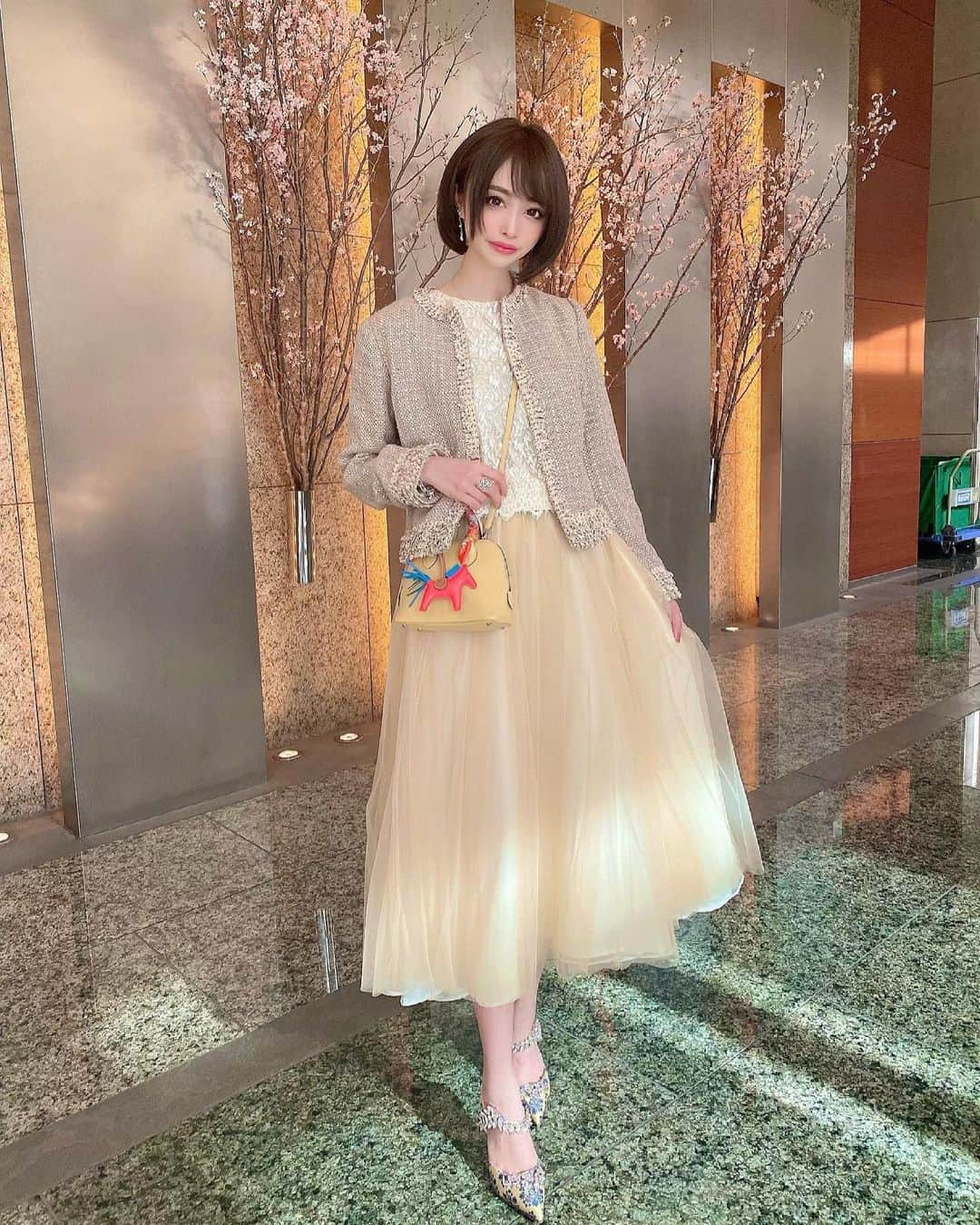 サキ吉さんのインスタグラム写真 - (サキ吉Instagram)「#ootd 🌸🐝 ． ツイードジャケットが特にお気に入り✨ @emiriawiz_official  ． バッグとパンプスは大好きなイエローで💛💛💛 ． #春コーデ #emiriawiz  #エミリアウィズ #hermes  #ボリードミニ #ミニボリード #manoloblahnik  #マノロブラニク」3月13日 21時55分 - sakikichi1201