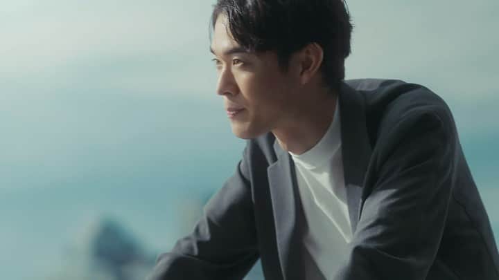 長山一樹のインスタグラム：「KASHIYAMA EASY 2021SS  CMの動画撮影を担当させていただきました。普段の写真の色調を映像に。  @kashiyama1927_official  Kashiyama Director @metro_musique  Actor #宮沢氷魚 @miyazawahio  Creative Director 大八木翼、日野貴行(SIX) Copy Writer 大久保日向子(白鳳堂) Director 植木秀治(博報堂プロダクツ) Art Director @6d_kishino  Photographer @kazuki_nagayama  Stylist @arata0719  Hair & Make up @taro6078  Lighting Director @kazuhidetoya  Producer 田口徹(博報堂プロダクツ) Production Manager 本部康博(博報堂プロダクツ) #kashiyama #kashiyamaeasy #cm #photography #cinematography #kazukinagayama #長山一樹」