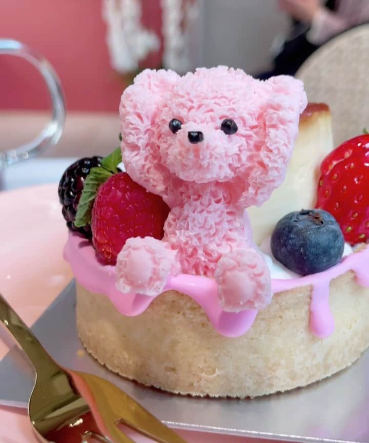 蘭子のインスタグラム：「【 @marinehouse_yourstorycake 】 . 🧸❣️🧸🎈🧸🍰🧸❣️🧸🥧🧸🎈🧸🍬🧸🍭🧸 . 📍原宿 マリーンハウス . 白砂糖を使わず、甜菜糖のみ使用のケーキ✨ スイーツは見た目がかわいいは当たり前、中身もかわいく美味しくないとね😍❣️ . 全国配送も行ってるそう💓 . . . . . .  #原宿スイーツ#原宿ランチ #原宿グルメ#表参道#表参道カフェ#表参道ランチ#表参道グルメ #渋谷カフェ#アフタヌーンティー#アフタヌーンティー巡り#東京カフェ#恵比寿カフェ#銀座ランチ#今日のコーデ#代官山カフェ#表参道カフェ#女子会コーデ#おしゃれさんと繋がりたい#おしゃれな人と繋がりたい#カフェ巡り#カフェ好きな人と繋がりたい#カフェ部#フォトジェニックスイーツ#フォトジェニックスポット#カメラ部#グルメ#グルメ部#グルメ好きな人と繋がりたい#ディズニー好きな人と繋がりたい#映えスポット」