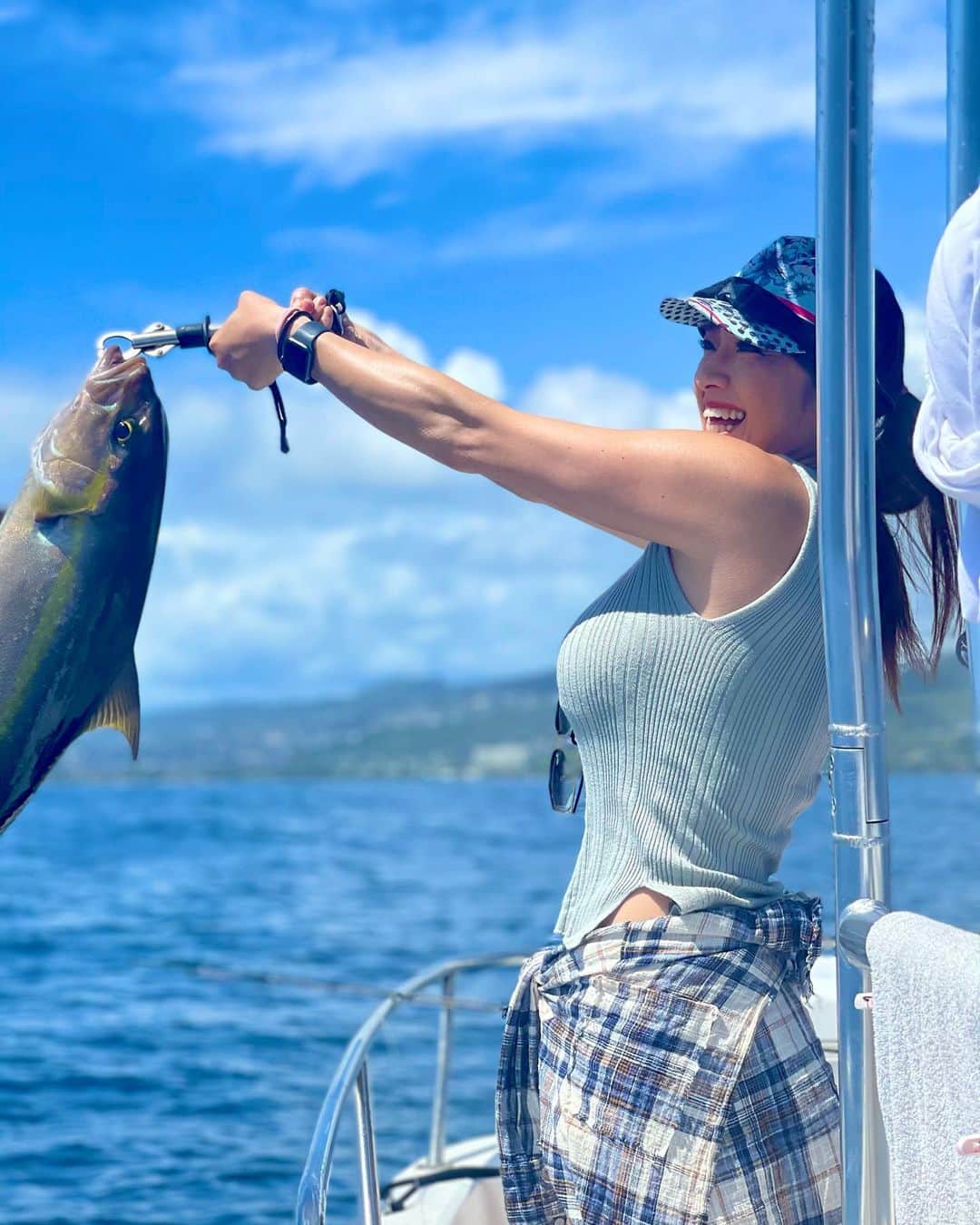 maikoのインスタグラム：「大好きな釣り🎣🐟💕. 海釣りダイナミックでかっこいぃね🚤🌊✨✨✨. . 釣ってる最中に、. クジラにイルカが近くで見れたよ〜🥰🐳🐬💕. 初めて夢に観てたクジラ尾鰭を、近くで見て感動🥳. . 釣ったお魚🐟は、大きぃから１匹だけしめて、地球と命に感謝して、 美味しくいただきました🍽✨. …がそれがすっごぃ美味しすぎてビックリ😊. . 最高の景色に感動と、. 感謝で溢れてばかり🥰🥰✨. .」