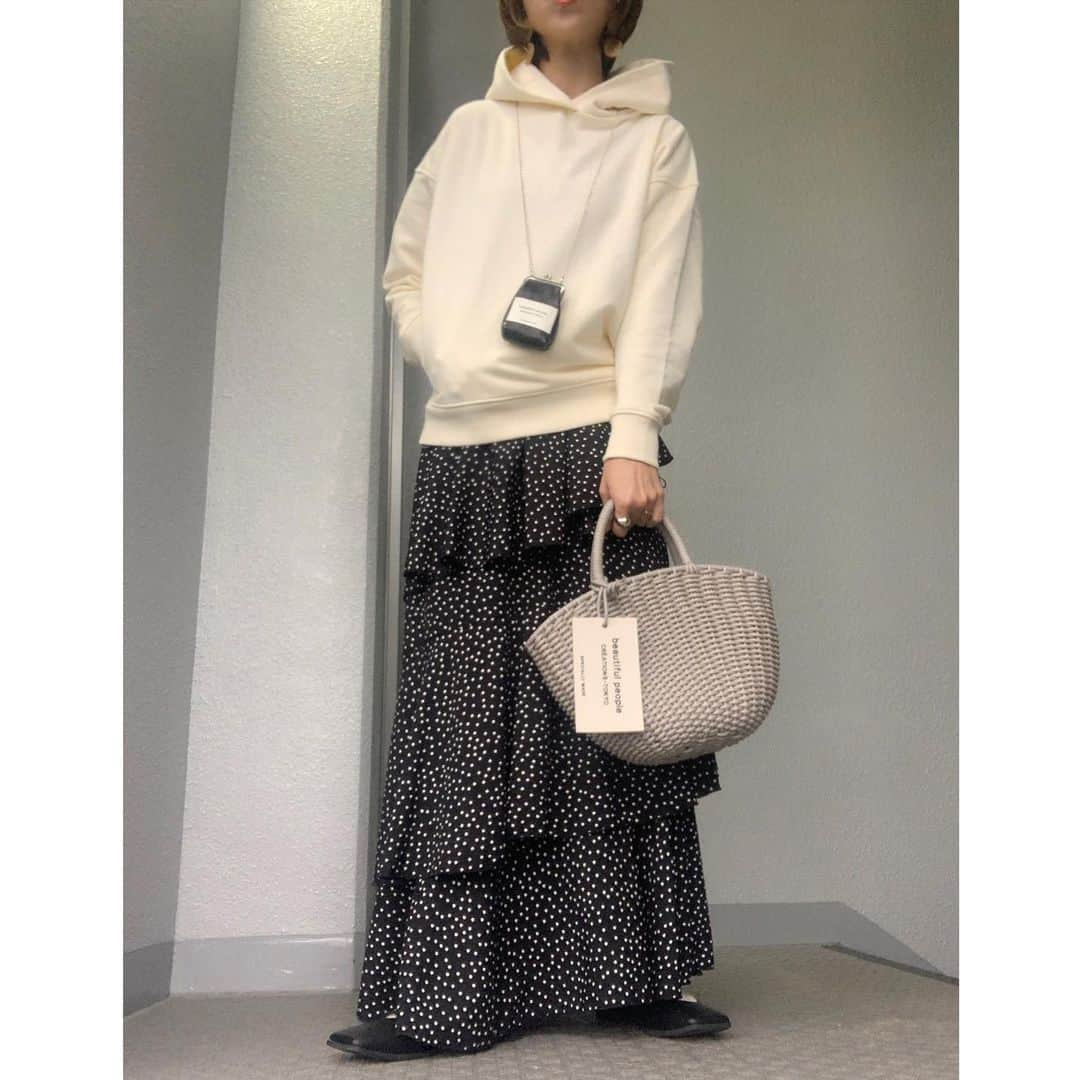 chieminsさんのインスタグラム写真 - (chieminsInstagram)「シンプルなパーカーが欲しくて🤍  @pierrot_shop さんで見つけた‧✧̣̥̇‧  フードが2枚重ねになってるからしっかり顔周りで立ち上がって、前からもフードがしっかり見えて可愛いぃ--🥺🤍" 定番のデニムジャケット合わせも可愛く決まる‧✧̣̥̇‧  Pierrotさんのお洋服ってカジュアルなパーカーでさえもキチンと感があって高見えするな‧✧̣̥̇‧  大人カジュアルにもってこい😆🤍!!  #パーカー (b1807-017262)：#pierrot #ピエロアンバサダー @pierrot_shop トップページのLinktreeの❮woomy ❯ってとこから商品ページに飛べます*⋆✈  jacket➸#todayful  hoodie➸#pierrot  skirt➸#mite bag.mini pouch➸#beautifulpeople  shoes➸#zara  #code  #coordinate #ootd  #pr #outfit #mylook  #ミテ #ミテガール #ママ #コーデ  #mineby3mootd #like4like #お洒落さんと繋がりたい #ビュースタグラマー #ponte_fashion #chao_app  #156cm！#156cmコーデ  #ショート #ショートヘア #ショートボブ」3月13日 22時07分 - chery0131