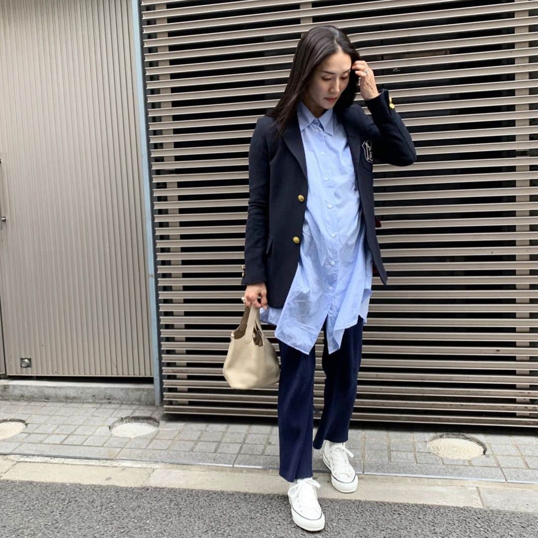 亀恭子のインスタグラム：「いつかの。  3度目の妊婦生活は、 臨月も、ボトム含め マタニティ服ゼロで過ごしてます。  ジャケットはもちろんボタンは閉まらないけれど、 この日は暖かったので、重たいコートよりジャケット。  細部のところどころが可愛くてツボです。  ちなみに写真はヘアのカラー後。 下地にベージュが入ってます。 落ち着いた色味で、光を受けた時の艶感がイイ^ ^  someday's… #fashion #ootd #kkstyle #tokyo #kamescloset #jacket #madisonblue #shirts #maisonmargiela #pants #hereiam #bag #hermes #shoes #converse #spring #march」