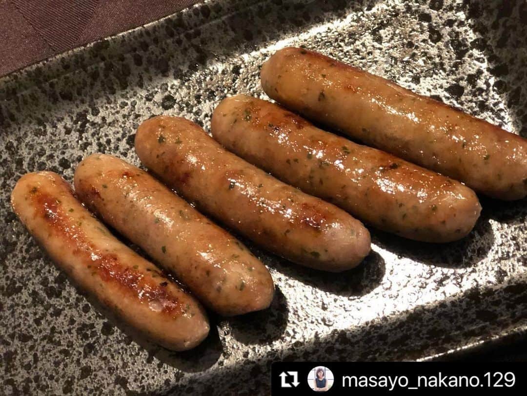 KEMONOのインスタグラム：「. . 自家製ジビエソーセージ特集🐗🍺 @kemono1215  . こちらかじるとジュワッと溢れ出る肉汁がもうたまらんです🤤✨ 噛みしめれば噛みしめるほど自家製ジビエソーセージの旨さが最高に楽しめます🤤❤️ . . 1パック1296円〜！ 今なら絶賛ジビエ半額キャンペーン中なので、どの商品も半額になっちゃいます🐗 . キャンペーンの詳細は以下をご覧ください✨ . ------------ 購入は画像タップ、もしくはプロフィールのURLから可能◎ ------------ . ✨1ヶ月間限定✨ 【ジビエ全商品半額キャンペーンまだまだ開催中！】 . おうち時間を贅沢に🍻✨という思いを込めて、1ヶ月限定でジビエ全商品半額キャンペーンを開催中！ . キャンペーン適用方法はめちゃくちゃカンタン。 以下のクーポンコードを購入時に入力するだけ！🐥 . ▶︎ クーポンコード【2021】 .  ⚠️こちらお一人様一回のみの適用となります！ . . ジビエで心も体も元気モリモリ🐗✨ たくさんのご注文お待ちしております🤤🍻 . . ▫️▫️▫️▫️▫️▫️ 【ジビエ専門の通販サイトへの行き方】 ▶︎ @kemono1215 のプロフィールにあるURLをクリックしてください🐗 ▫️▫️▫️▫️▫️▫️ . . #キャンペーン #キャンペーン実施中 #キャンペーン企画 #キャンペーン開催中 #キャンペーン情報 #キャンペーン中 #半額セール #半額キャンペーン #ジビエ好き #おうち時間を楽しむ #お取り寄せグルメ #大阪グルメ #料理好きな人と繋がりたい #ジビエ #生ラム #キャンプ飯 #キャンプ好きな人と繋がりたい #お手軽料理 #食レポグラム #キャンプ料理 #キャンプごはん #キャンプ好きと繋がりたい #おつまみごはん #おつまみレシピ #おうち居酒屋 #居酒屋ごはん #高タンパク低カロリー #高タンパク低糖質 #高タンパク #プロテイン」