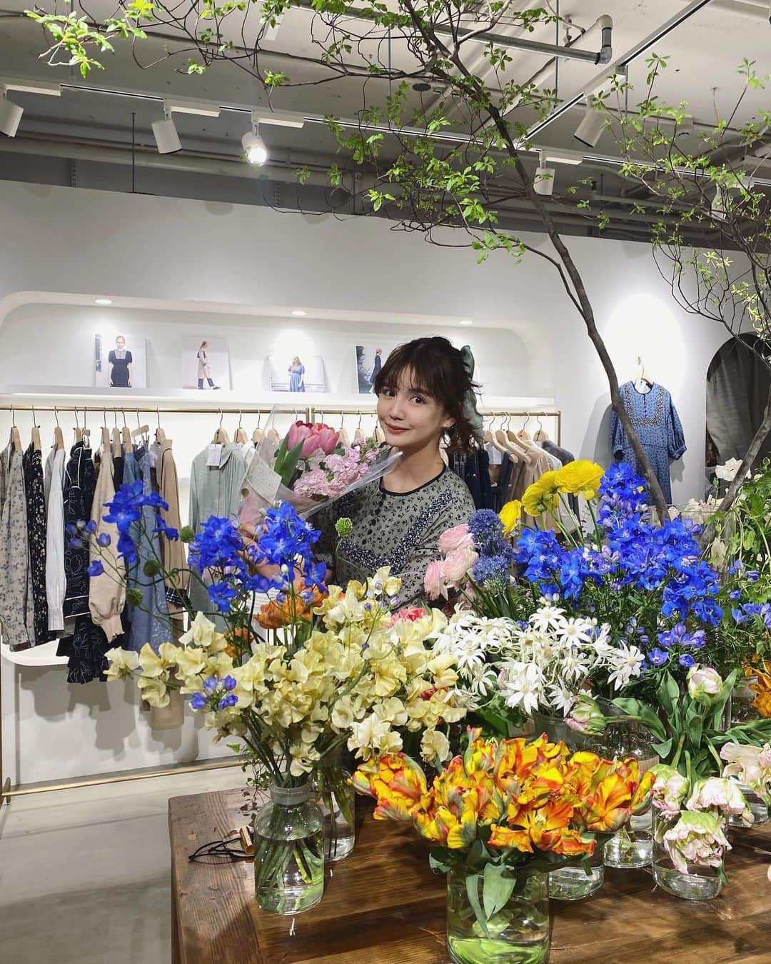 のインスタグラム：「はじめてのidemPopup。 無事に終わりました☺︎ あぁ、もう感謝の気持ちと興奮で 今フラフラしています…  本当本当に、ただただ幸せな時間。 みなさんに直接ふれてもらって そしてその場で感想を聞ける生の感触。  贅沢で、幸せで、 お洋服を紡いできてよかったと そしてその楽しさを再確認できた日。  まだ会えてない皆様とも どこかで絶対お会いしたいな やっぱり直接ふれてもらいたい、話したい。 その日のために、 また明日からがんばります！ (近々お知らせできそうなことも…！)  本当に嬉しかった。二日間 ありがとうございました。  ~~~~~~~~~~~~~~~~~  当日、お手伝いしてくださった @auntmaries.official  @merlotcamp  @libra._official_  @nono__vu  @vannie__u  @shuu_idem   のみなさま。 Special thanks❤︎！です (接客してくれた可愛いおねさま達です)」