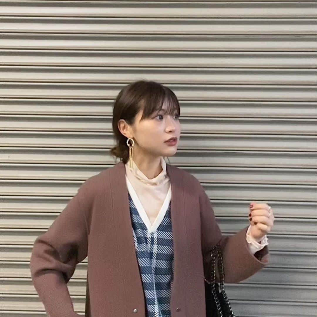 三橋栄香のインスタグラム：「🕊🕊🕊  珍しくチェック×ミニスカート💫ピンクブラウンのカラーコート意外と使いやすくてお気に入りなんだなぁ🤎🤎」