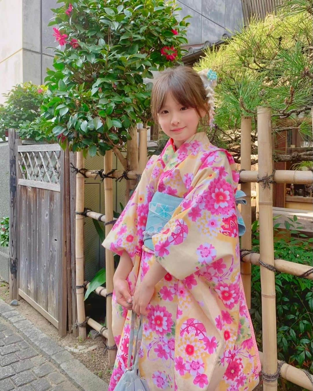 ひなのインスタグラム：「🤍.＊ 以前載せたお着物の続きです👘🤍 ヘアアレンジもとてもかわいいくて 髪飾りもひなが選んだ2.3種類を 組み合わせて付けてくれました😊 次もそこに行こうと思ったくらい 素敵で親切なお店でした😉 . 撮影の時だけ一瞬マスク外してますが 早く終息してマスクなしでお着物で散策したいなー✨ . あと少しで春休み🌸 お出かけはあまりできないから 子供達が楽しく過ごせるように 何して過ごそうか考え中😊」