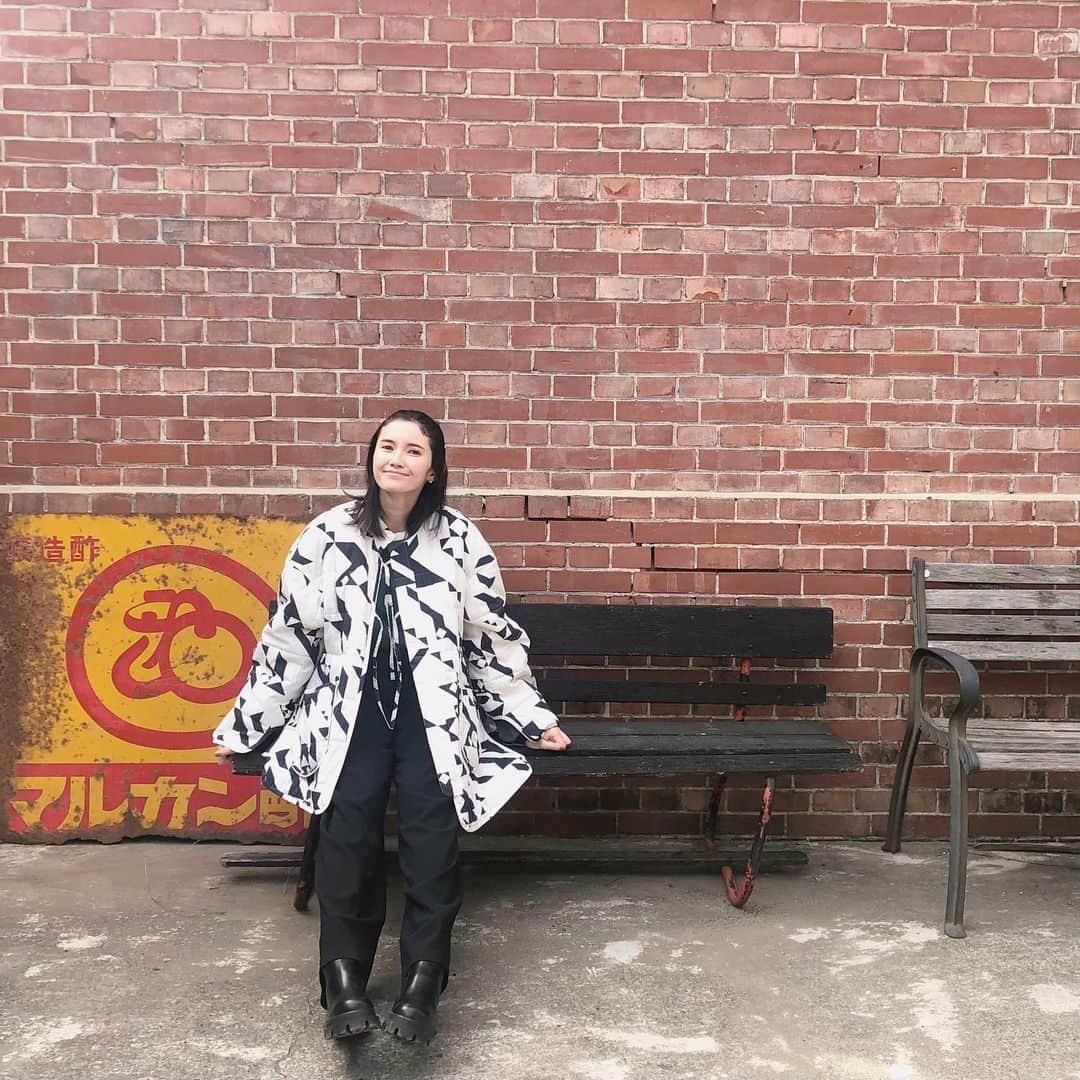 のインスタグラム：「明日の じょんのびは再び埼玉。今回は深谷と秩父。夢に出てきそうな渋沢栄一アンドロイドに会いました。﻿ ﻿ 1枚目は七ツ梅酒造跡。2枚目の写真は鉄道好きにはお馴染み、宙に浮くミニ東京駅こと、JR深谷駅。﻿相変わらず不思議な駅、 ﻿ 衣装は﻿ #アウター @nagonstans_official﻿ #トップス #パンツ @enfold_official﻿ #アクセ @e.m.portrait﻿ #スタイリスト @fukunaga__izumi  ヘアメイク @mariko_chiba﻿ ﻿ TBS「じょんのび日本遺産」﻿ 3月14日　6:00〜﻿ ﻿ BS-TBS「麺鉄 〜冬の北海道・釧網本線編〜」﻿ 3月14日　23:00〜﻿ ﻿ #衣装 ﻿ ﻿」