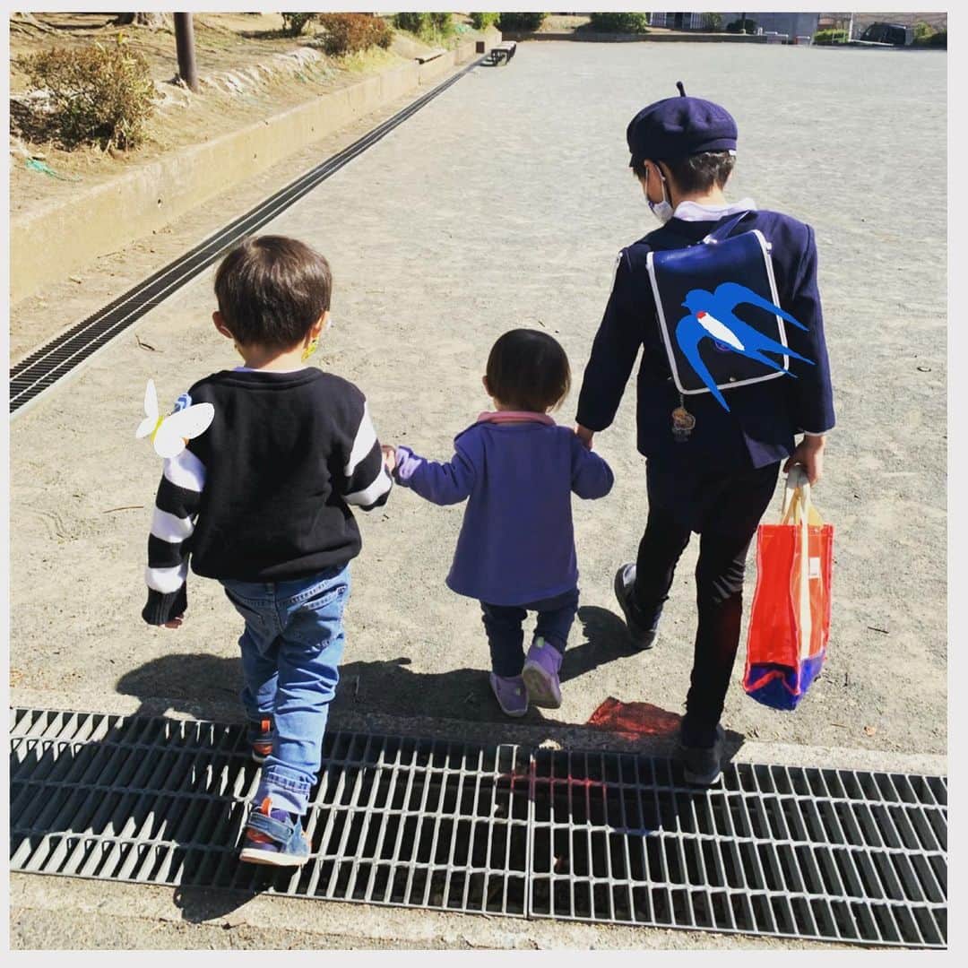 木下あゆ美のインスタグラム：「こうしてずーっと手を取り合って生きていって欲しいな…🥺  #兄弟妹　#仲良しでいてね　#ドリカムかよw」