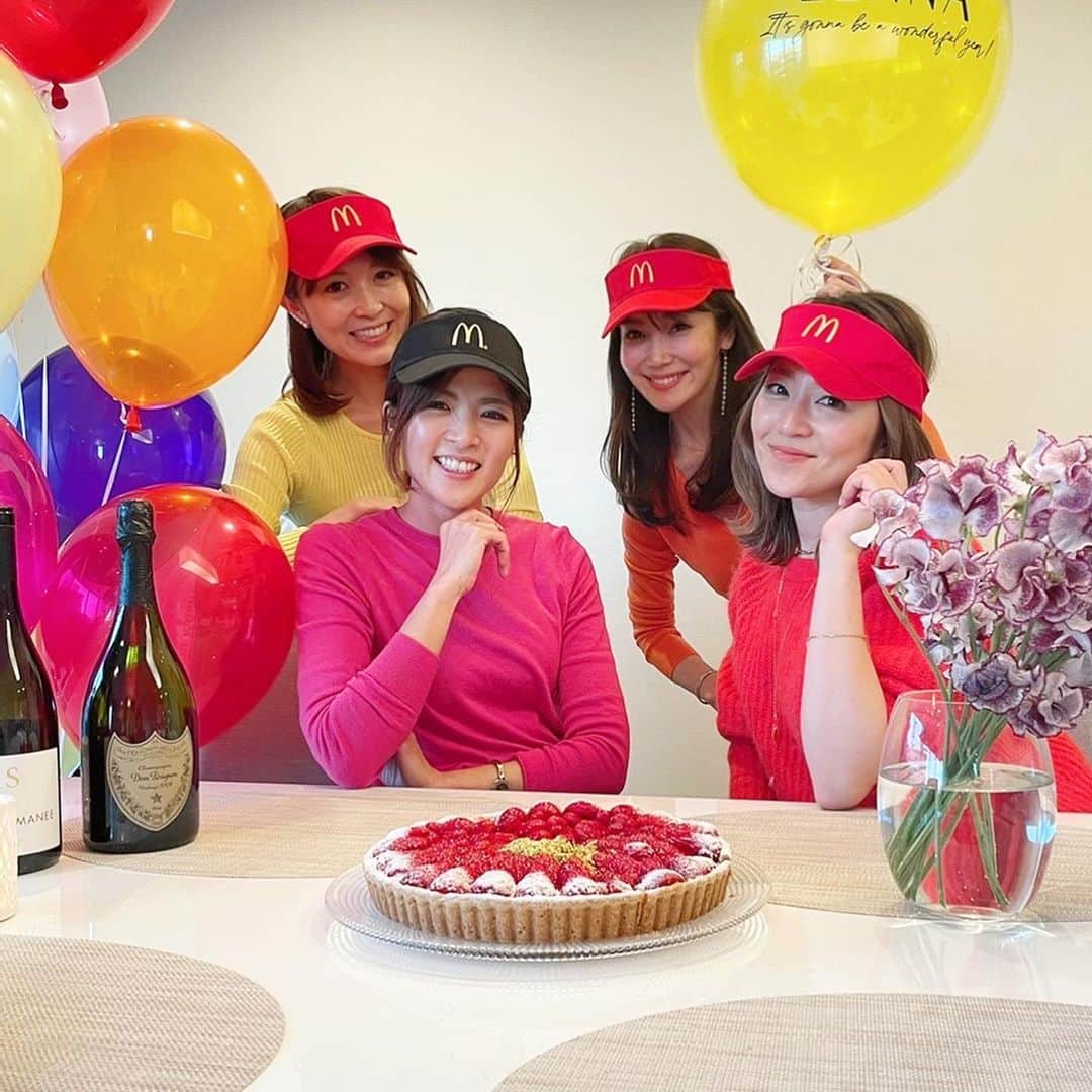 のインスタグラム：「・ ・ 遅くなってしまったけれどHappy Birthday🎂 ・ お茶目な美少女！ @risako_shima の娘ちゃんのお誕生日のお祝いを･:*+. ・ みんな大好きマックが今回のテーマ♡ 子ども達は可愛くカラーリンク！ ・ ママ達は便乗を通り越してはしゃぎまくるが定番です･:*+. （もちろん事前にポップカラー縛りで色合わせ済み！） ・ 美とプラスのエネルギーに溢れる大好きなみんな❤︎ 子ども達もみんな仲良しで嬉しい˚✧₊ ・ @m___ai.t の素敵すぎるお料理は ストーリーに載せました♡  本当お店…いや、お店以上🙇‍♀️ ・ キッズは念願のバーガーにポテト🍔🍟 嬉しくてたまらないランチです！！！ ・ お昼にさっくり集まれた素敵な時間♡ みんなありがとう✨✨ ・ #happybirthday #birthdayparty #weekend #お誕生日おめでとう #カラフル #ハッピーバースデー #お誕生日会」