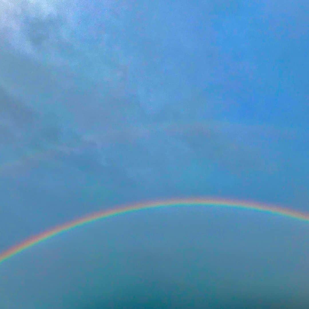 野波麻帆さんのインスタグラム写真 - (野波麻帆Instagram)「. 🌈！ 大声で子供達とはしゃいじゃったな。 雨上がりの大きな大きな虹。 みんなも見れましたか？😌」3月13日 23時06分 - mahononami