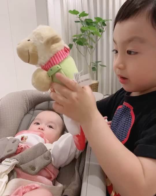 アレクサンダーのインスタグラム：「オルゴールどうぞ❤️ 優しいお兄ちゃん」