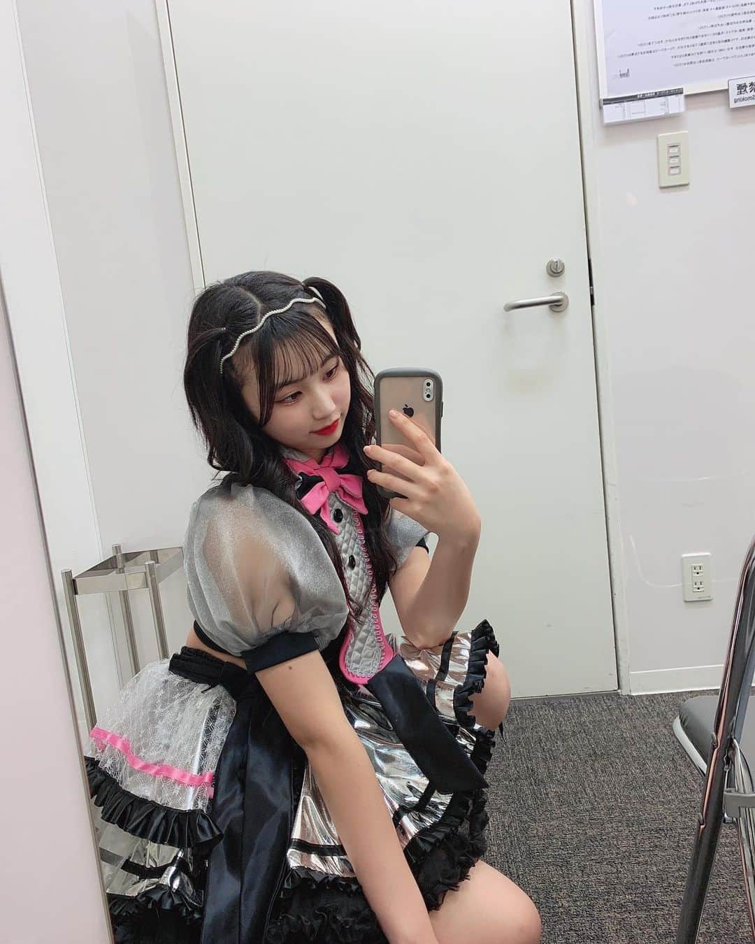 宮丸くるみのインスタグラム：「衣装全身ーーーー(((o(* ˙-˙ *)o)))  ・ ・ ・  #リリバリ #lilyofthevalley #アイドル #idol #18歳 #衣装 #ロングヘア #ハーフツイン #カチューシャ #黒髪 #巻き髪 #ヘアアレンジ #鏡 #鏡越し #全身」