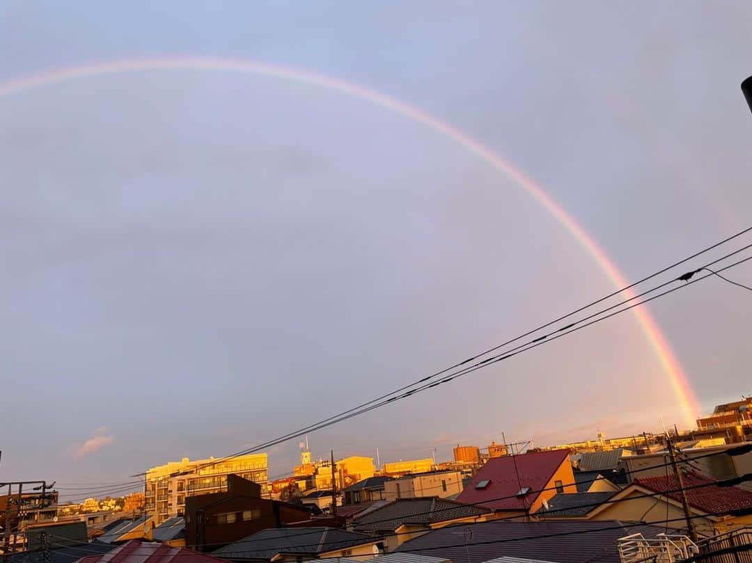 大竹しのぶさんのインスタグラム写真 - (大竹しのぶInstagram)「友達から来た大きな大きな虹の写真🌈🌈 ダブルだぁ。 綺麗だなあ。 ちょっとだけ疲れてる人や弱ってしまった人が、元気を貰えますように🌈 #虹 #大竹しのぶ」3月13日 23時54分 - shinobu717_official