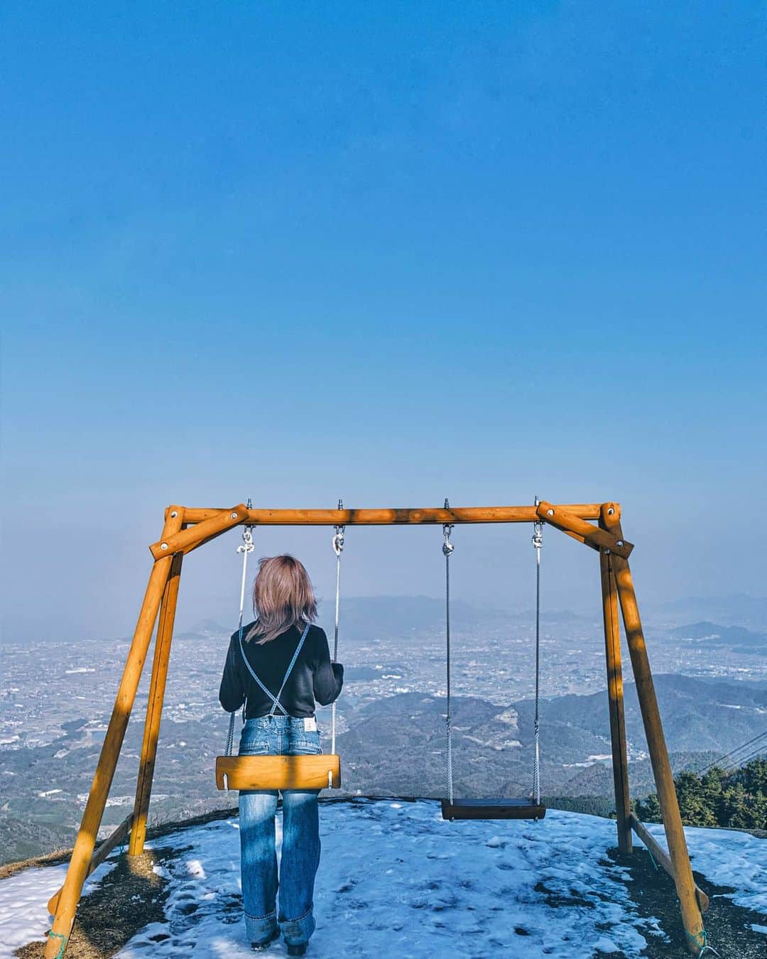 6151のインスタグラム：「天空のブランコ｜香川の旅  香川県観音寺にある 標高927メートルの雲辺寺山。  香川県と徳島県を結ぶ 雲辺寺山の頂にある 天空のブランコへ。  珍しく雪の降った後、 ロープウェイに乗って 白銀の山頂から見下ろす 町は圧巻でした。  3万株の紫陽花が咲く 隠れ名所としても地元では 愛されているのだそう。  季節を変えてまた訪れたい場所。  ブランコは2種類もあったよ! 恐る恐る乗ったけど 空を飛んでいるようで爽快だった。  ---  Hanako No.1194 #hanakotravel 掲載中です。」