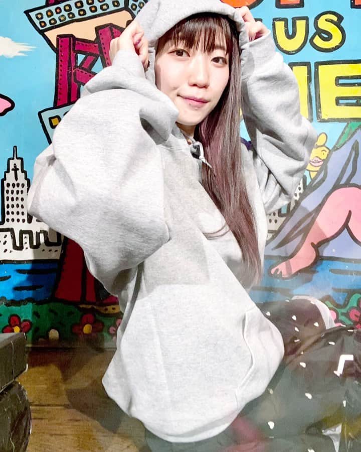 ぱいぱいでか美のインスタグラム：「がおっきー🤍 . がおっきー×モーニング娘。×SPINNSのパーカー！ 胸元の控えめなロゴと背中にどーーーんとがおっきーがいい感じです🤍 ちぃちゃんカラーにしました☻ この前の岩尾さんとのトークイベントの時に着たよん〜 映画『あの頃。』も引き続きよろしくお願いします！ 番宣女優です！ . #morningmusume21 #がおっきー #SPINNS #あの頃 #有吉反省会 #ぱいぱいでか美 #でか美ちゃん #俺はインスタグラマーになりてぇ」