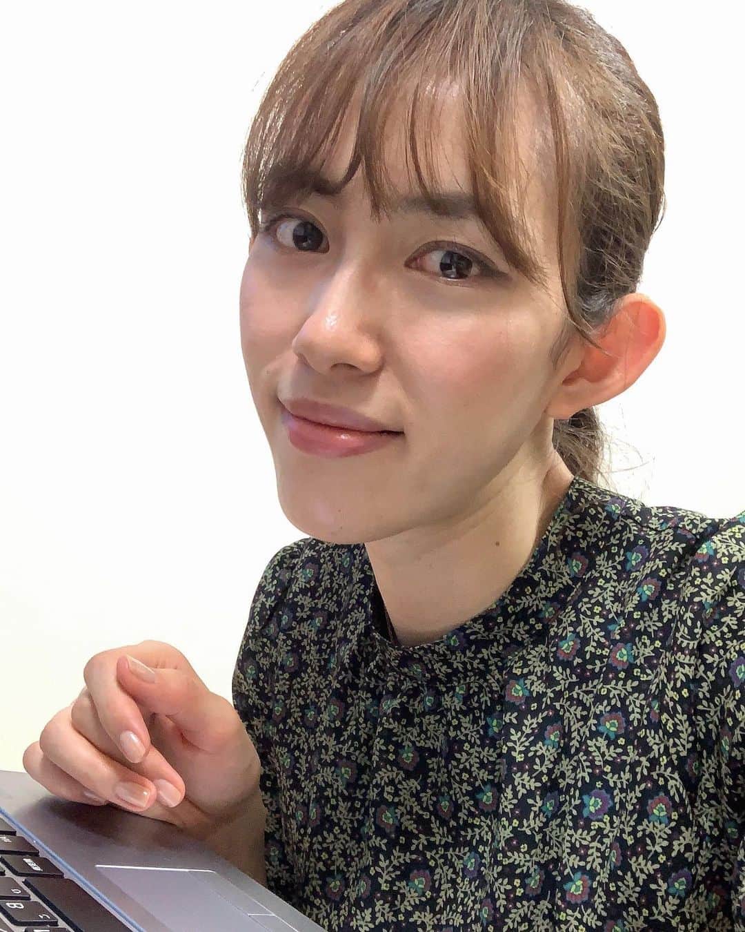 のインスタグラム：「今日は雨でお出かけ断念して、作業の1日でした😌🏠﻿ ﻿ 動かなくてもお腹空くのはなぜ〜﻿ ﻿ そしてお出かけしない日に限って髪型上手くいくのなぜ〜🤣  #おこもり #stayhome #作業の日 #pc #おうちカフェ #モデル #伊藤由佳 #ポニーテール #dayoff」