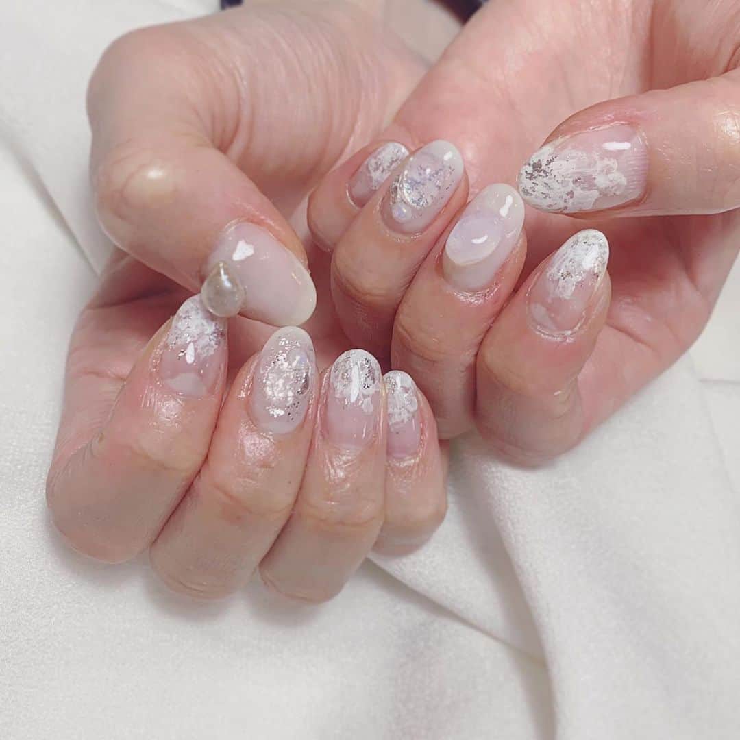 相沢梨紗のインスタグラム：「🆕💅🤍🤍🤍 . 撮影に合わせて白に🤍パールつけて銀箔も✨ ウェディングネイルみたいになった☺️かわち！ . . . #nail #nails #nailart #naildesign #nailstagram #lovlnail #whiteday #whitenails #weddingnails #🤍 #💅 #cute #instagood #japan #tokyo」