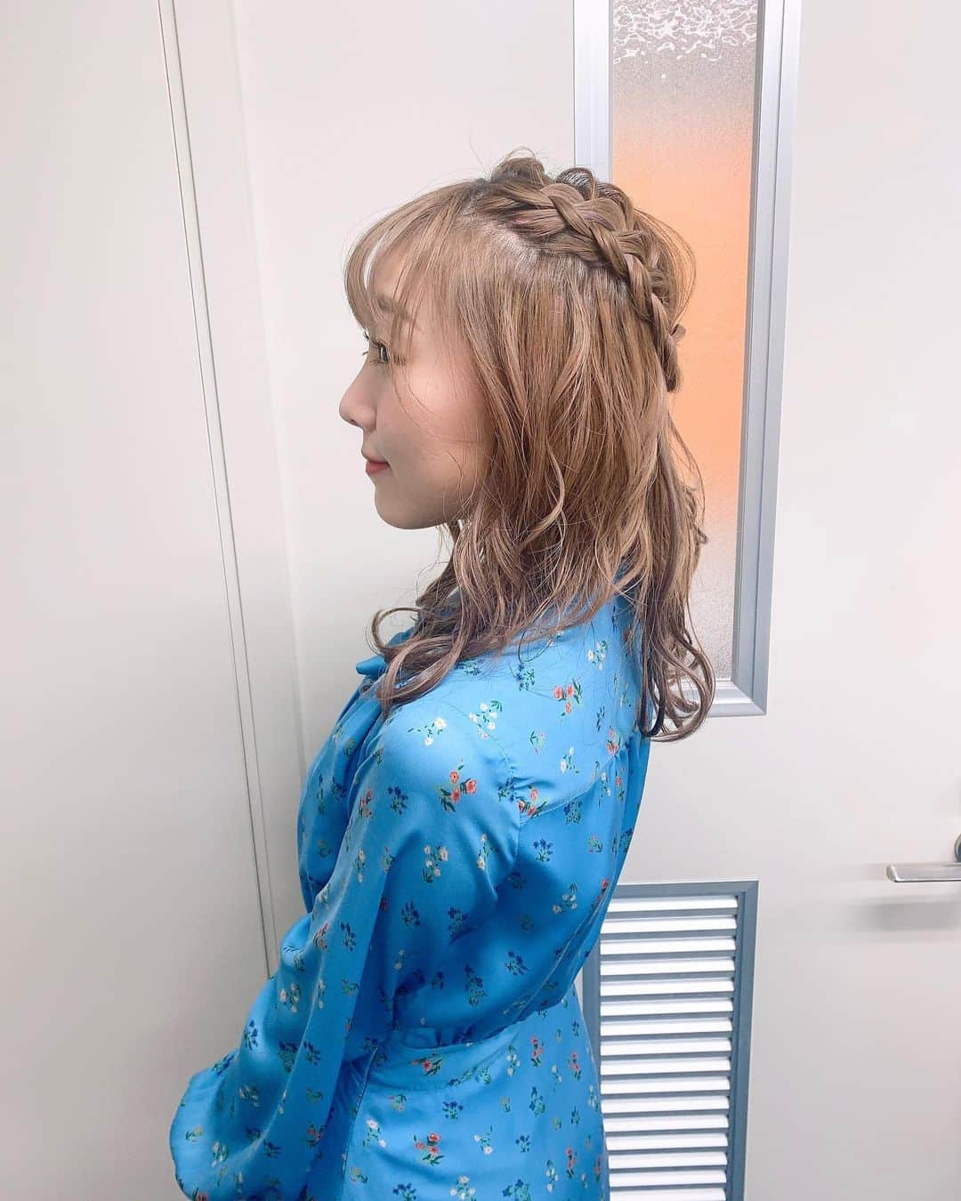 須田亜香里さんのインスタグラム写真 - (須田亜香里Instagram)「3月14日(日)CBC・TBS系列 あさ7:00〜 【#ゲンキの時間】 先週に引き続き出演させていただいております！ テーマは頭痛。是非ご覧くださいませ💙🌼  2週分の衣装写真載せました！ 最後の写真は収録がバレンタイン前だったこともあり、番組さんからいただいたメッセージ付きのチョコレート😍 #jeanpaulhevin #chocolate #須田亜香里衣装 #編み込みアレンジ」3月14日 0時10分 - akarisuda