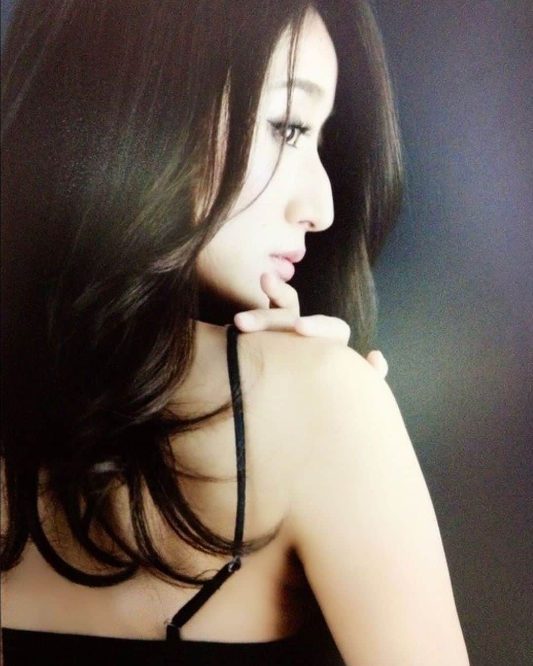 葛巻佳那のインスタグラム：「おやすみなさい🌹 今日は凄く足の浮腫みを感じる日。 疲れてると手を動かしてマッサージすることすら億劫になる…ところだけど、明日の自分の姿の為にも念入りにリンパを流してから眠りたいと思います。 ファ〜🥱💭 マッサージ行きたい💆🏻‍♀️  #溜め込まない #心も体も健康に  #gn」