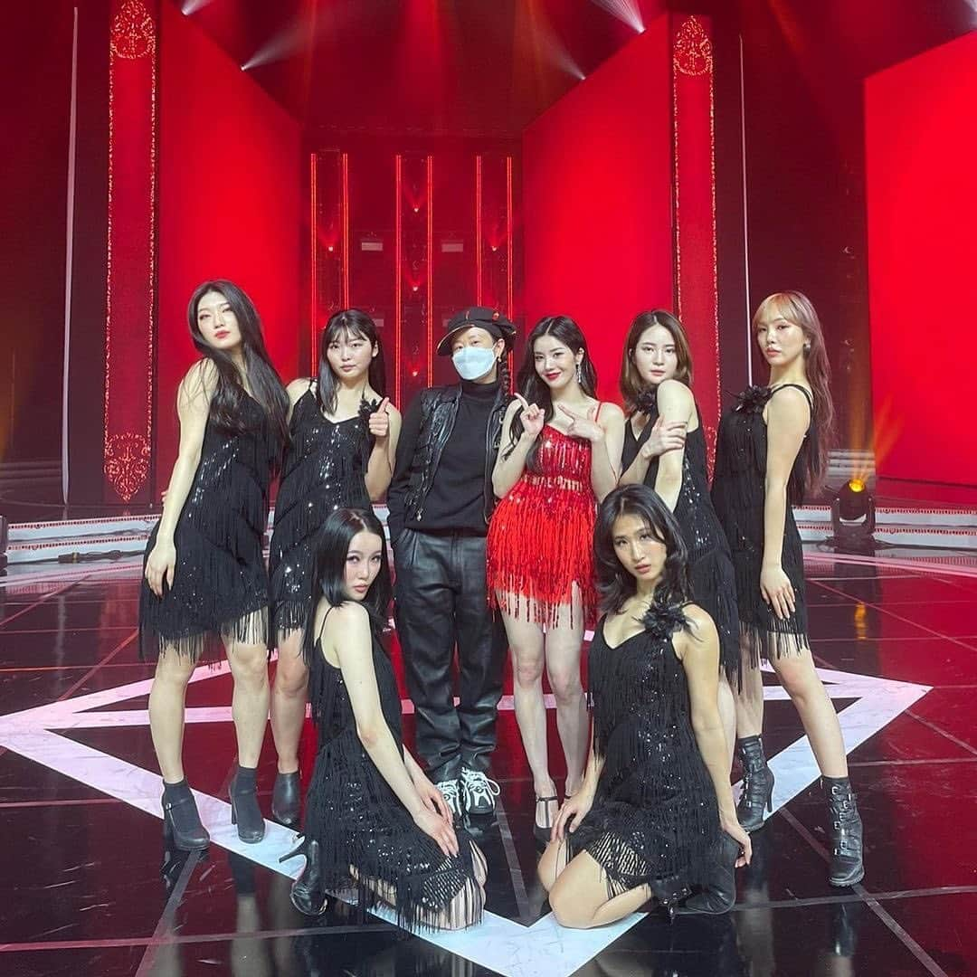 クォン・ウンビさんのインスタグラム写真 - (クォン・ウンビInstagram)「210213 - eunbi & hitomi w backup dancers ig's update 🌹」3月14日 0時41分 - kwoneunbi