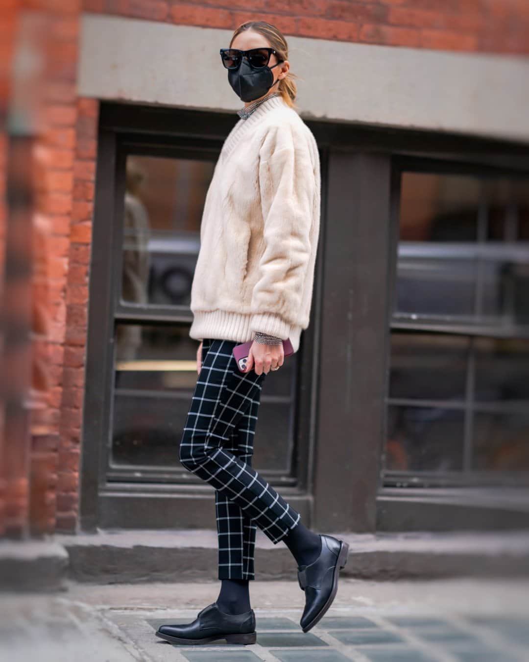 オリヴィア・パレルモのインスタグラム：「From 70 degrees to 50 degrees in 48 hours! ☀️🌬🤪 The perfect footwear styling tip to for spring’s wacky weather? A chic sock 🧦  paired with a classic flat 👞 adds a sartorial edge when you want to transition out of winter boots but keep ankles warm from  that cool breeze. Link in bio for our favorite pairings right now! 👩‍💻」