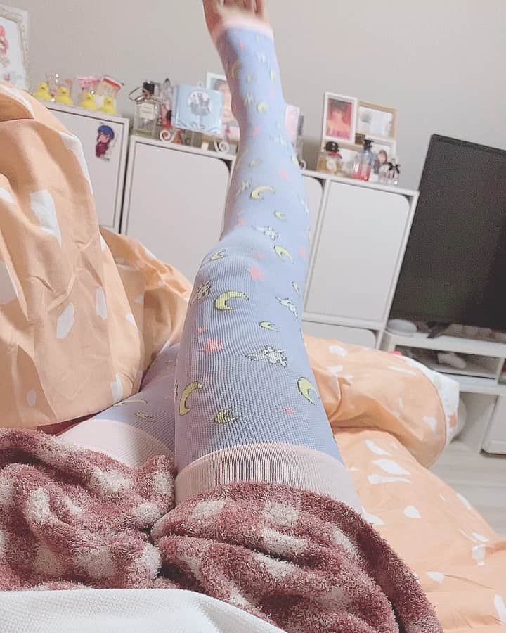 涼宮琴音のインスタグラム：「みんな痩せた痩せたって心配してくれてるけど、みてみ。 ぷんっにぷにやで。肉あるで。おやすみ🤲🌸 #脚フェチ #太ももフェチ #ぷにぷに #痩せてないよ」