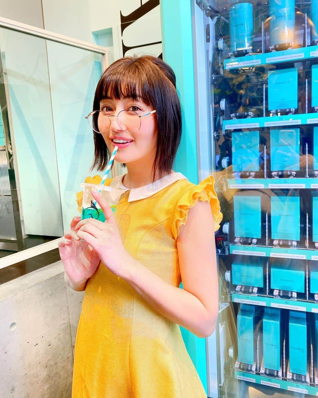 新藤まなみさんのインスタグラム写真 - (新藤まなみInstagram)「﻿ ﻿ てぃふぁに💙💛💙💛﻿ ﻿ 最近ですね、腰がやばすぎて(え、歳？！😰)﻿ もう5年くらいお世話になっている @hhh3stagram  に行ってきたよ✨﻿ 村松さんのゴッドハンドにもう何度も﻿ 助けてもらってます🥺🥺🥺💓﻿ ﻿ 立つのも座るのも痛いのに村松さんに整体＆鍼﻿ してもらったら動けるようになった！！！﻿ ﻿ ほんとーーーーーーにいつもありがとう。﻿ 村松さんの幸せ話も聞けて嬉しかった☺️﻿ ﻿ 身体きついひと、ぜひ。笑﻿ ﻿ #hhh #整体　#鍼　#お灸　#灸　#マッサージ　#表参道　#エイチスリー　#ノーマルカメラ」3月14日 1時36分 - manami_official_