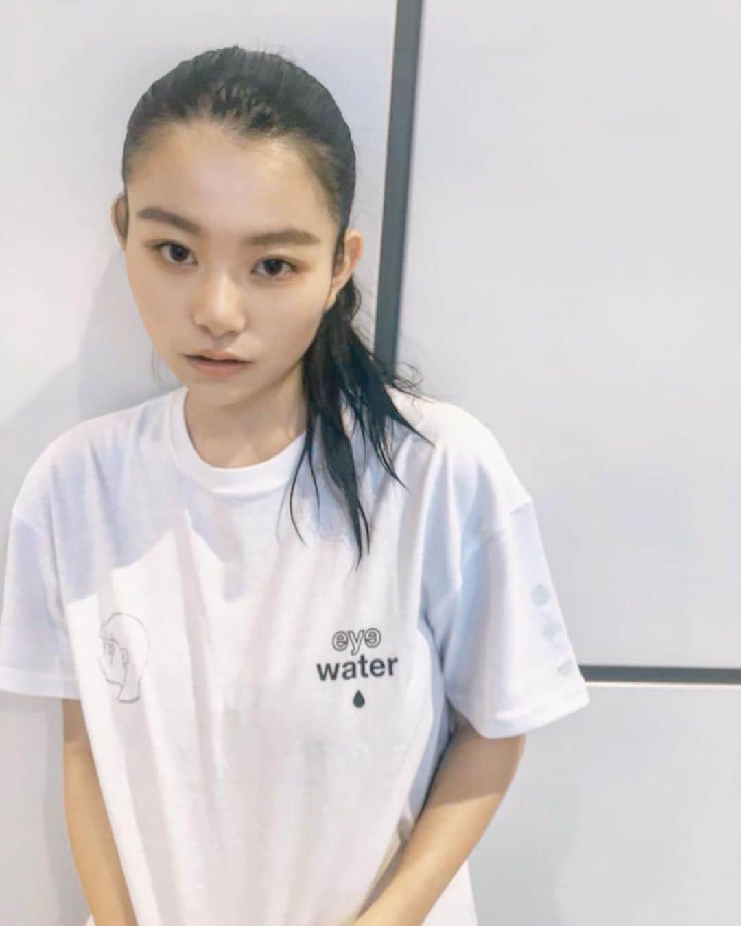 桜井木穂さんのインスタグラム写真 - (桜井木穂Instagram)「💧💧💧 【T-shirt】 https://commonbase.jp/  @yuyahashizume  @commonbase.jp   国内外で活躍するアーティスト「YUYA HASHIZUME | 橋爪 悠也」の代表作「eyewater」のマーチャンダイズが発売。  活動拠点を日本に置きながらも、香港、バンコク、ロンドンと国境を超えて活躍している今最も注目したいアーティストの一人「橋爪 悠也」。 彼の代表作である「eyewater」は、自身が見てきた「泣く女性」を描いた作品で、国内外問わず多くのファンを惹き付けます。  「eyewater」を落とし込んだマーチャンダイズは、半袖Tシャツ（2色、各6,000円）、長袖Tシャツ（2色、各7,000円）、スウェットフーディ（3色、各11,000円）、クッション（3色、各7,000円）（全て税抜）で構成され、メンズ ＆レディースサイズを着用したユニセックスな仕上がりのルックモデルには、第５回日本制服アワードの『日本一制服が似合う女子高生』グランプリや、AbemaTV『真夏のオオカミくんには騙されない！』でブレイクした今後注目の若手女優「齊藤 英里」を起用。制作は、「ビックリマン×河村康輔」のコラボレーションマーチャンダイズ等を手掛けた「COMMON BASE」が担っています。  購入特典としては、購入者全員に「eyewater」ステッカーをプレゼント。(商品毎にもらえるステッカーが違います。詳しくは下記をご覧ください) さらに対象の方には「橋爪 悠也」サイン入り「eyewater」プリズムステッカーもプレゼントされます。 （対象要件: 1注文につき3点以上お買い上げ頂いた方を対象に3点につき1枚がプレゼントされます。） 詳細や注意点は、COMMON BASE ONLINE STORE（http://www.commonbase.jp）、COMMON BASEのInstagram（https://www.instagram.com/commonbase.jp）をご覧下さい。  【発売店舗】 COMMON BASEオンラインストア https://commonbase.jp  【購入特典】 ① 商品1点につき1枚の”eyewater”ステッカーが付きます。 (白とグレーのアパレル製品にはWHITEステッカー / 黒のアパレル製品と黒のクッションにはBLACKステッカー / 赤×青のクッションにはREDステッカー / 水色×ピンクのクッションにはPINKステッカー) ② 1注文につき3点以上お買い上げ頂いた方を対象に3点につき1枚の「橋爪 悠也」サイン入りプリズムステッカーをプレゼント致します。  YUYA HASHIZUME | 橋爪 悠也:  1983年生まれ、岡山市出身。アーティスト。 近年は、オニツカタイガー×STREET FIGHTERへのイラスト提供や、香港の人気女優JOEY THYE (戴祖儀)とのコラボレーション、 バンコクを代表するスニーカーショップCARNIVALでのイベント等、グローバルに活躍の幅を広げている。 さらに、ロンドンのTHE WALUSO GALLERYで開かれたバーチャル閲覧にも対応した個展も成功させる等、海外での知名度も加速度的に上昇している。  COMMON BASE:  アーティストの為の「表現のベース(土台)」となる事を目的に、2019年に設立された日本のブランド。 アパレル・雑貨を中心に国内外の生産背景を用いて、これまでに「ビックリマン×河村康輔」「NUMBER (N)INE」等のコラボレーションや 「2PAC」「ビックリマンアパレル」の商品制作等、ジャンルレスに活動を行なっている。  #スウェットコーデ #sweat #スウェット #ootd #お散歩コーデ #お散歩 #中目黒 #ポニーテール #桜井木穂 #パーカー女子 #パーカーコーデ」3月14日 2時13分 - sakuraikiho