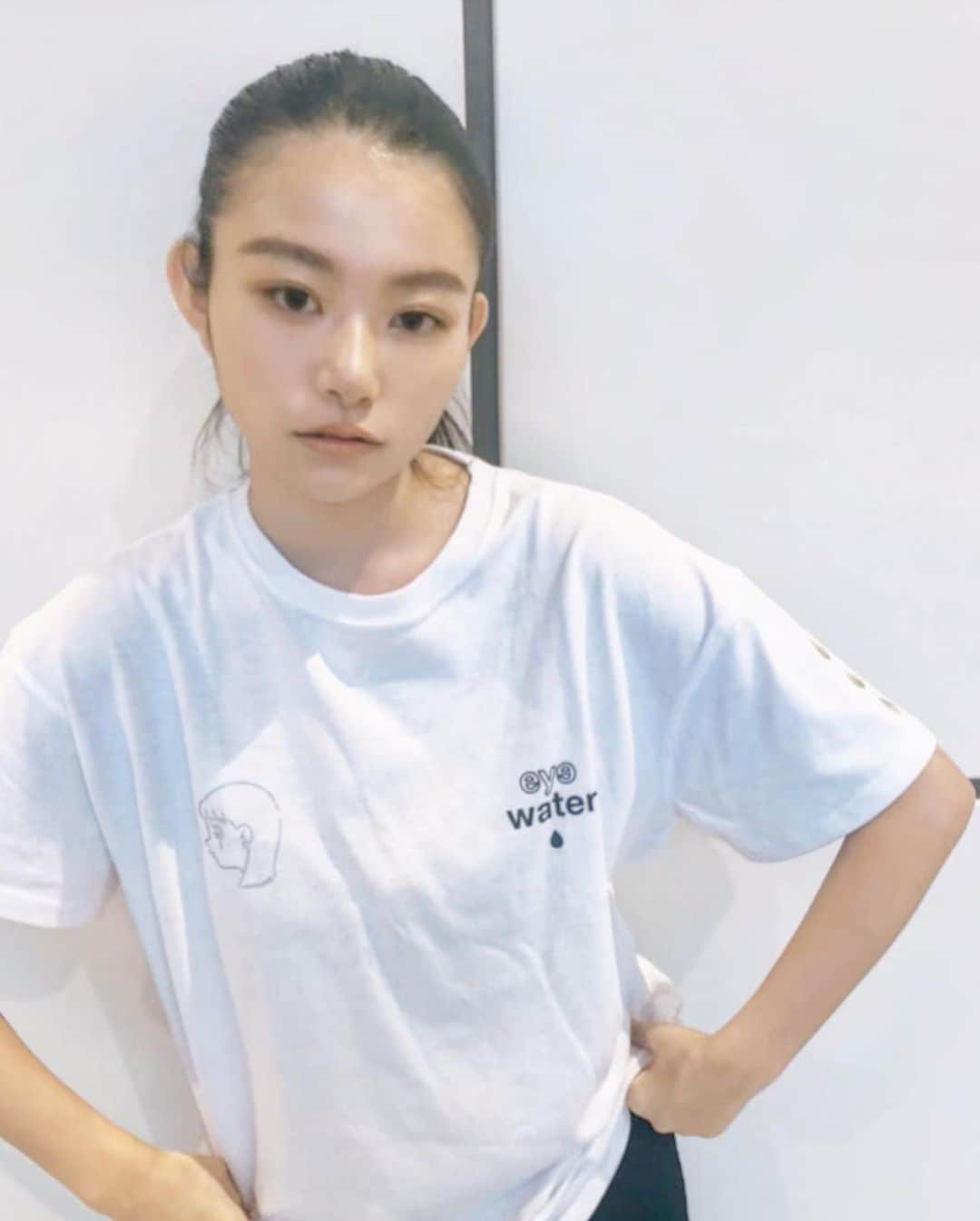 桜井木穂さんのインスタグラム写真 - (桜井木穂Instagram)「💧💧💧 【T-shirt】 https://commonbase.jp/  @yuyahashizume  @commonbase.jp   国内外で活躍するアーティスト「YUYA HASHIZUME | 橋爪 悠也」の代表作「eyewater」のマーチャンダイズが発売。  活動拠点を日本に置きながらも、香港、バンコク、ロンドンと国境を超えて活躍している今最も注目したいアーティストの一人「橋爪 悠也」。 彼の代表作である「eyewater」は、自身が見てきた「泣く女性」を描いた作品で、国内外問わず多くのファンを惹き付けます。  「eyewater」を落とし込んだマーチャンダイズは、半袖Tシャツ（2色、各6,000円）、長袖Tシャツ（2色、各7,000円）、スウェットフーディ（3色、各11,000円）、クッション（3色、各7,000円）（全て税抜）で構成され、メンズ ＆レディースサイズを着用したユニセックスな仕上がりのルックモデルには、第５回日本制服アワードの『日本一制服が似合う女子高生』グランプリや、AbemaTV『真夏のオオカミくんには騙されない！』でブレイクした今後注目の若手女優「齊藤 英里」を起用。制作は、「ビックリマン×河村康輔」のコラボレーションマーチャンダイズ等を手掛けた「COMMON BASE」が担っています。  購入特典としては、購入者全員に「eyewater」ステッカーをプレゼント。(商品毎にもらえるステッカーが違います。詳しくは下記をご覧ください) さらに対象の方には「橋爪 悠也」サイン入り「eyewater」プリズムステッカーもプレゼントされます。 （対象要件: 1注文につき3点以上お買い上げ頂いた方を対象に3点につき1枚がプレゼントされます。） 詳細や注意点は、COMMON BASE ONLINE STORE（http://www.commonbase.jp）、COMMON BASEのInstagram（https://www.instagram.com/commonbase.jp）をご覧下さい。  【発売店舗】 COMMON BASEオンラインストア https://commonbase.jp  【購入特典】 ① 商品1点につき1枚の”eyewater”ステッカーが付きます。 (白とグレーのアパレル製品にはWHITEステッカー / 黒のアパレル製品と黒のクッションにはBLACKステッカー / 赤×青のクッションにはREDステッカー / 水色×ピンクのクッションにはPINKステッカー) ② 1注文につき3点以上お買い上げ頂いた方を対象に3点につき1枚の「橋爪 悠也」サイン入りプリズムステッカーをプレゼント致します。  YUYA HASHIZUME | 橋爪 悠也:  1983年生まれ、岡山市出身。アーティスト。 近年は、オニツカタイガー×STREET FIGHTERへのイラスト提供や、香港の人気女優JOEY THYE (戴祖儀)とのコラボレーション、 バンコクを代表するスニーカーショップCARNIVALでのイベント等、グローバルに活躍の幅を広げている。 さらに、ロンドンのTHE WALUSO GALLERYで開かれたバーチャル閲覧にも対応した個展も成功させる等、海外での知名度も加速度的に上昇している。  COMMON BASE:  アーティストの為の「表現のベース(土台)」となる事を目的に、2019年に設立された日本のブランド。 アパレル・雑貨を中心に国内外の生産背景を用いて、これまでに「ビックリマン×河村康輔」「NUMBER (N)INE」等のコラボレーションや 「2PAC」「ビックリマンアパレル」の商品制作等、ジャンルレスに活動を行なっている。  #スウェットコーデ #sweat #スウェット #ootd #お散歩コーデ #お散歩 #中目黒 #ポニーテール #桜井木穂 #パーカー女子 #パーカーコーデ」3月14日 2時13分 - sakuraikiho