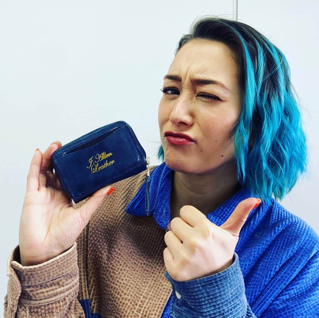 SHELLY（シェリー）さんのインスタグラム写真 - (SHELLY（シェリー）Instagram)「ずっとサイズ的に、色的に、機能的に完璧な財布を探してましたが、いよいよオーダーメイドで作ってもらいました。  #めっちゃ入る #理想のができた #初オーダーメイド❤️ #ジェフありがと #beautifulwork @j.allen.leather」3月14日 16時07分 - shelly_official_shelly