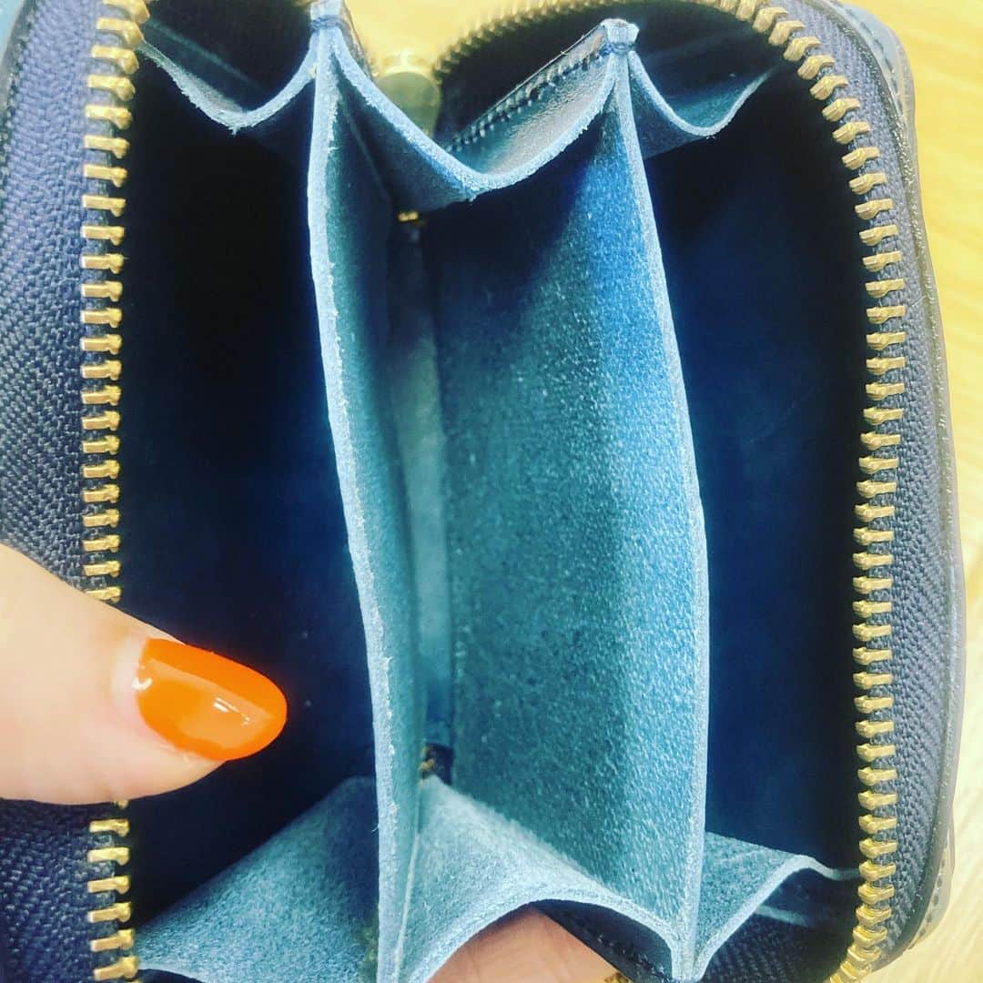SHELLY（シェリー）さんのインスタグラム写真 - (SHELLY（シェリー）Instagram)「ずっとサイズ的に、色的に、機能的に完璧な財布を探してましたが、いよいよオーダーメイドで作ってもらいました。  #めっちゃ入る #理想のができた #初オーダーメイド❤️ #ジェフありがと #beautifulwork @j.allen.leather」3月14日 16時07分 - shelly_official_shelly