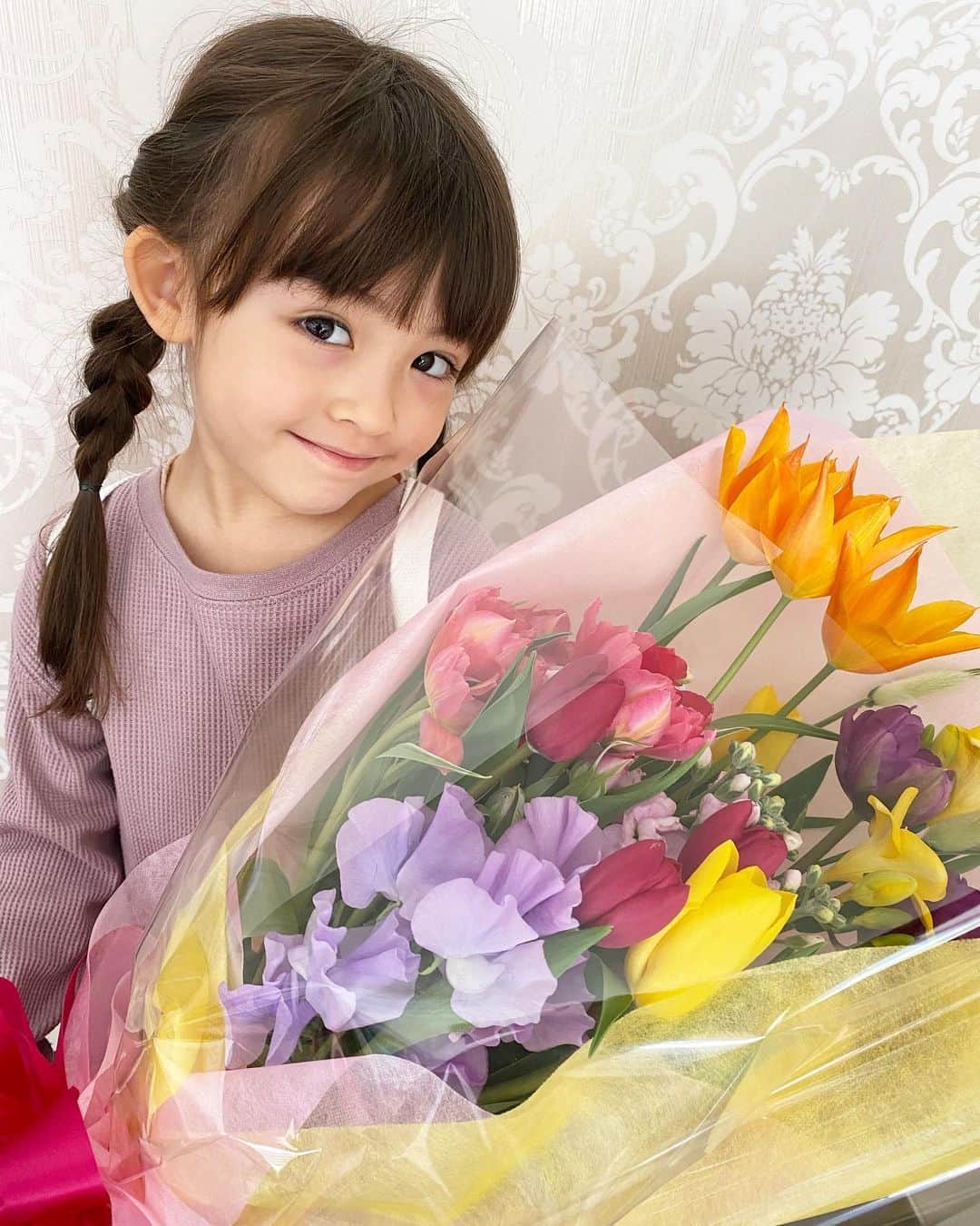 アレン明亜莉クレアさんのインスタグラム写真 - (アレン明亜莉クレアInstagram)「🤍 ホワイトデー ・ ダディーから花束をもらいました〜 春らしい色合いでとっても素敵✨ ・ ・ いい香りで癒されます！ Thank you daddy🙏 ・ 花束の前に貰ったものは アメブロにアップしました〜 ・ 是非みてね🎀 ・ 素敵なホワイトデーを〜 ・ ・   #girlsmodel #5歳 #kidsmodel #子どものいる暮らし #女の子コーデ  #インスタキッズ #ig_baby #ig_kids #子役  #ハーフキッズ #ママノワ #mixedkids #女の子モデル #ファッションモデル #ハーフ子役 #mamanokoカメラ部 #instagram_kids #insta_kids #ベビフル #コズレ  #ママリ #キッズフォト  #メアリーちゃん #アレン明亜莉クレア」3月14日 14時53分 - mary.2015c